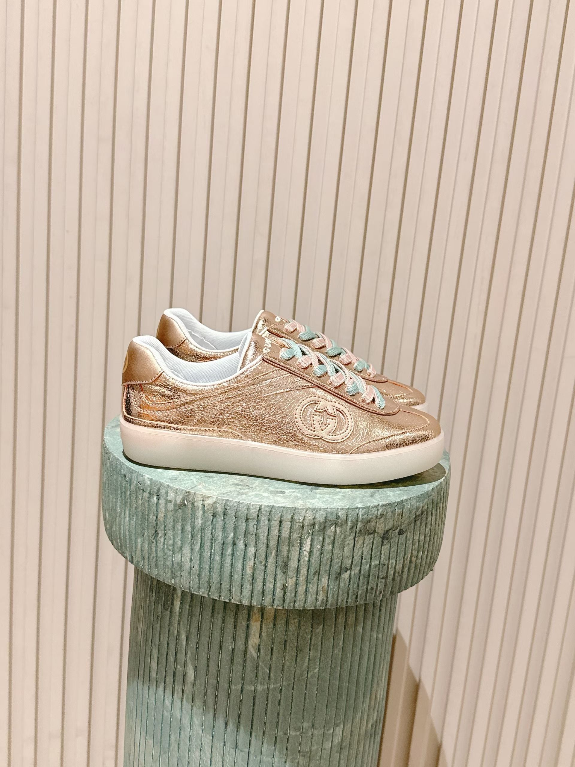 NO:679163,Top version: Gucc* Gucci Shift Series Retro Moral Shoes Casual Sports Shoes G75 series women's series is newly launched, with lightweight design that reinterprets sports style. The neat silhouette adds a sense of freedom and shows exquisite texture when moving. It pays tribute to the brand's patented interlocking double G logo in 1975. This shoe is inspired by tennis, and the textured leather is selected to highlight the unique style. Fabric: Original customized metallic textured leather Lining:  Original customized fabric lining Outsole: Original molded non-slip TPU material Bottom thickness: 3CM Size: 35-39 (40 41 custom-made, non-returnable), casual shoes/sports shoes, gucci, gucci, sneakers19860909顶级版本:Gucc*古驰Shift系列 复古 德训鞋 休闲 运动鞋G75系列女士系列全新上市,轻盈设计焕新诠释运动风尚.利落廓形更添自在本色,行动间彰显精致质感.致敬品牌于1975年获得专利的互扣式双G标识. 这款鞋履从网球运动汲取灵感,甄选织纹皮革彰显别致格调. 面料: 原版定制金属质感织纹皮革 内里: 原版定制织物内里 大底: 原版开模防滑TPU材质 底厚: 3CM Size: 35-39（40 41定做不退换）,休闲鞋/运动鞋,gucci,gucci,sneakers,Women's Shoes