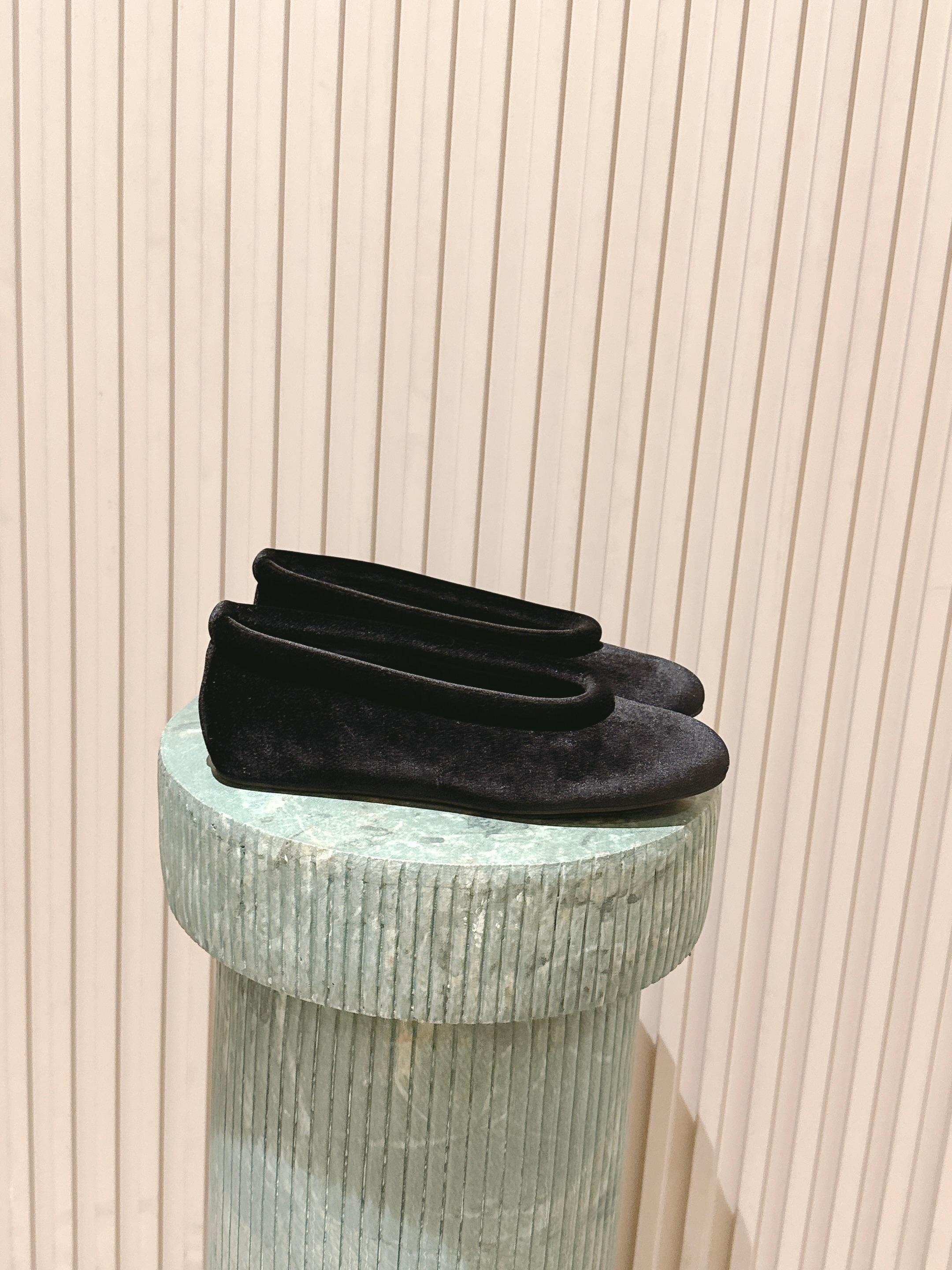 NO:679176,Top version: PALAiA | The first pair of beautiful shoes to ring in autumn and winter. They are so warm, don’t be too cute. They feel so comfortable on your feet. New equipment for the season, new ballet shoes. I can’t wait to take them home. #Alaia Alaia #ALAiA #alaia size 35-3940 41 can be customized, furry shoes, alaia19860909顶级版本:PALAiA｜敲响秋冬的第一双美鞋 暖呼呼的别太可爱了吧 脚感太舒服啦 换季新装备,新款芭蕾舞鞋 啊迫不及待要把它接回家啦 #Alaia 阿莱亚 #ALAiA #alaia size 35-3940 41可以定制,毛毛鞋,alaia,Women's Shoes