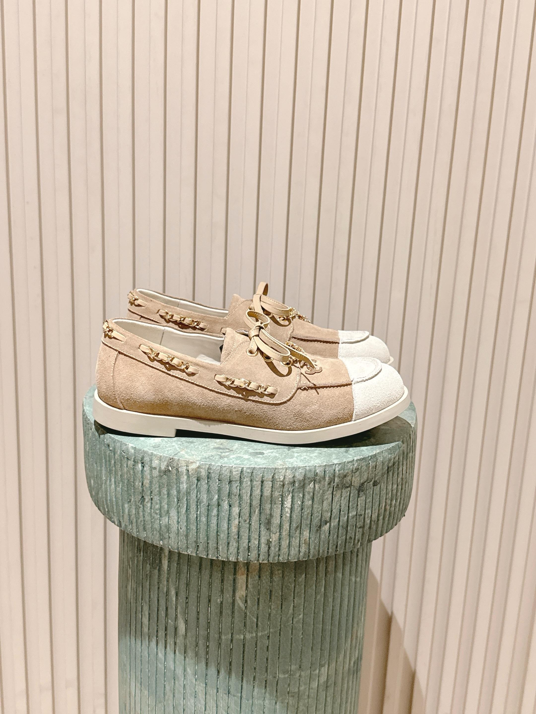 NO:679174,The top version of Chanel 26C early spring new color-blocked suede loafers. The soles are super soft and extremely comfortable. The feet do not hurt after walking thousands of steps. Xiaoxiang's flat casual shoes can be said to be the most designed shoes in recent years. The clever choice of leather chain is unique and unique. I fell in love with it at first sight. The suede color-blocking is versatile for daily use. The most important thing is that it uses soft soles. It is super comfortable and easy to wear. You will be surprised as soon as you try it on your feet.  It is a rare shoe that combines comfort, style and versatility so well. Cow suede upper, sheepskin lining, molded wear-resistant raw rubber outsole, Size 35-41 (41. Customized, non-refundable), loafers, chanel, chanel, loafers, sheepskin, chamois leather19860909顶级版本 Chanel 香奈儿26C早春新款拼色麂皮乐福鞋 鞋底超软 无比舒适的豆豆鞋 日行万步脚不疼 小香这双平底休闲鞋 可以说是这几年最具设计感的鞋子了 巧妙选用皮穿链条个性别致 一眼就爱上 麂皮拼色 日常又百搭 最最主要是选用了柔软的鞋底 超级舒服好穿 只要上脚试穿都会很惊喜 是难得将舒适 洋气 百搭融合得这么好的一款鞋 鞋面牛反绒 内里羊皮 鞋底开模耐磨生胶大底 Size35-41 (41.定制不退换),乐福鞋,chanel,chanel,loafers,sheepskin,chamois leather,Women's Shoes