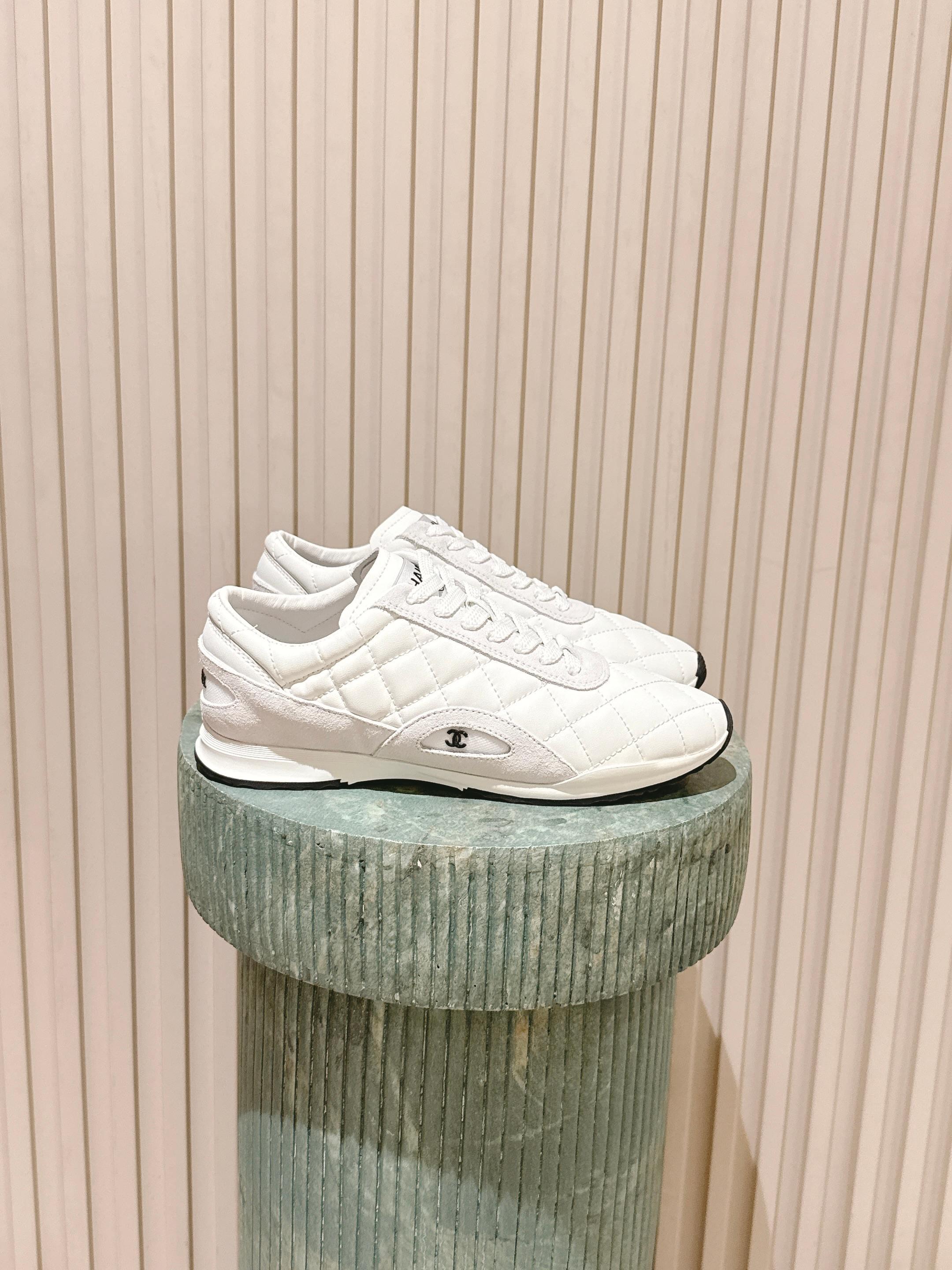 NO:679172,Top version::chanel 26c new arriva~ Classic rhombus sports shoes and casual shoes. Super soft and waxy, with perfect foot feel. The shape of the shoes is delicate and exquisite, very pedicure, very chill and versatile!  Super stylish!  Top quality 35-41, casual shoes/sports shoes, chanel, sneakers19860909顶级版::chanel 26c new arriva～ 经典款菱格运动鞋休闲鞋 超软糯,脚感满分 鞋型秀气精致非常修脚,很chill很百搭！超有格调！ 顶级精品35-41,休闲鞋/运动鞋,chanel,sneakers,Women's Shoes