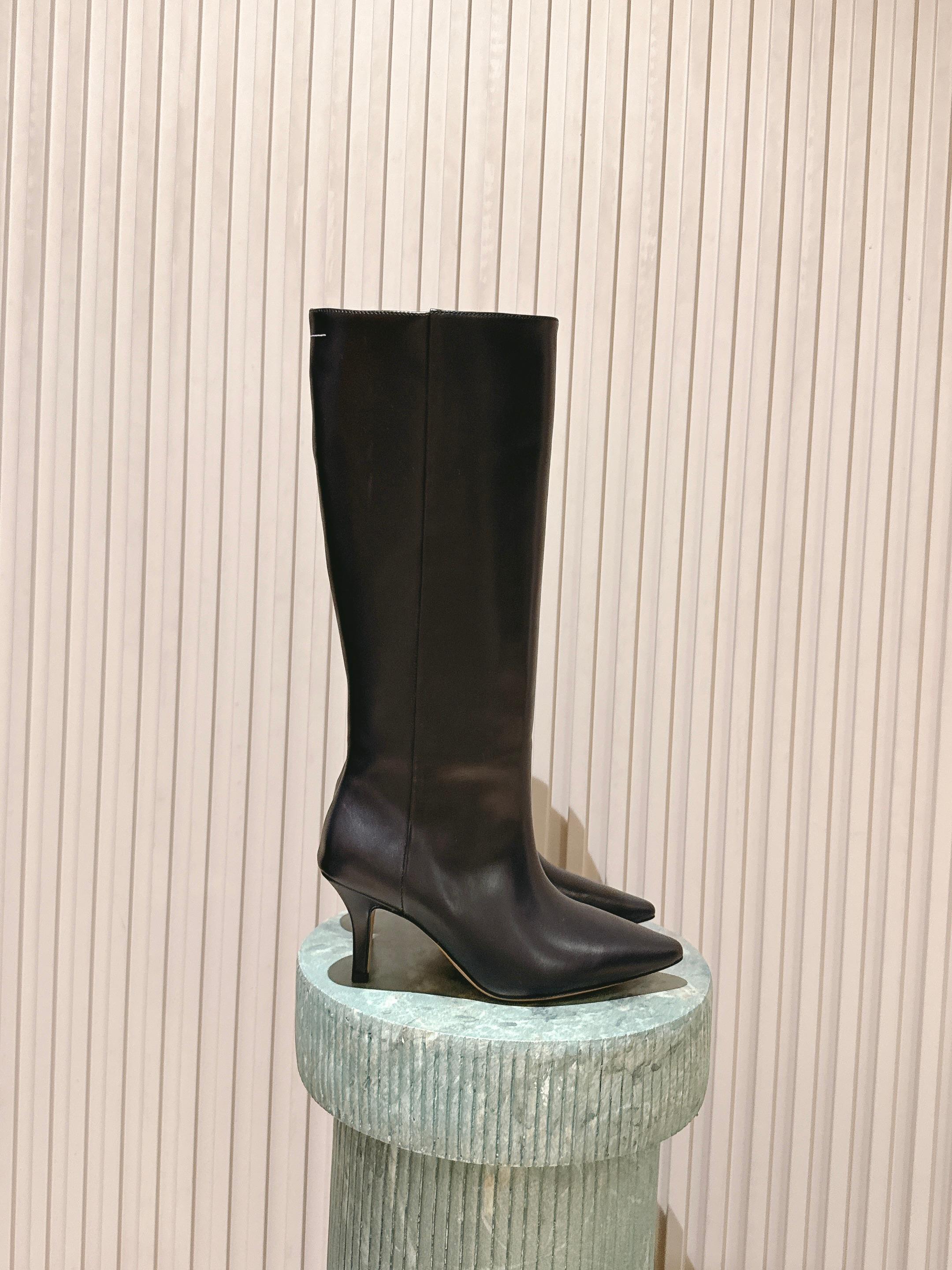 NO:679168,Top version of short boots, high boots MM6 25ss, new autumn and winter sexy high-heeled short boots, high boots, knight boots, Martin boots, last type, versatile and slim feet yyds. The shape is three-dimensional and full, the high-heeled queen style is very handsome, comfortable on the foot, very retro style, full of aura, very classic pointed toe style, perfect details, cool and trendy... Upper calfskin/sheep lining, foot pads!  Genuine leather outsole Size: 35-39 (40, boots, masion margiela, boots, cowhide, sheep, Leather soles19860909顶级版本短靴 高靴MM6 25ss 新款秋冬性感高跟短靴高筒靴骑士靴马丁靴 楦型百搭瘦脚yyds.造型立体饱满,高跟女王款帅气十足 上脚舒适 非常复古风、气场十足,尖头风格非常经典 细节完美 酷炫 潮派... 鞋面小牛皮/羊猄 牛里、垫脚！真皮大底 Size: 35-39（40,靴子,masion margiela,boots,cowhide,sheep,Leather soles,Women's Shoes