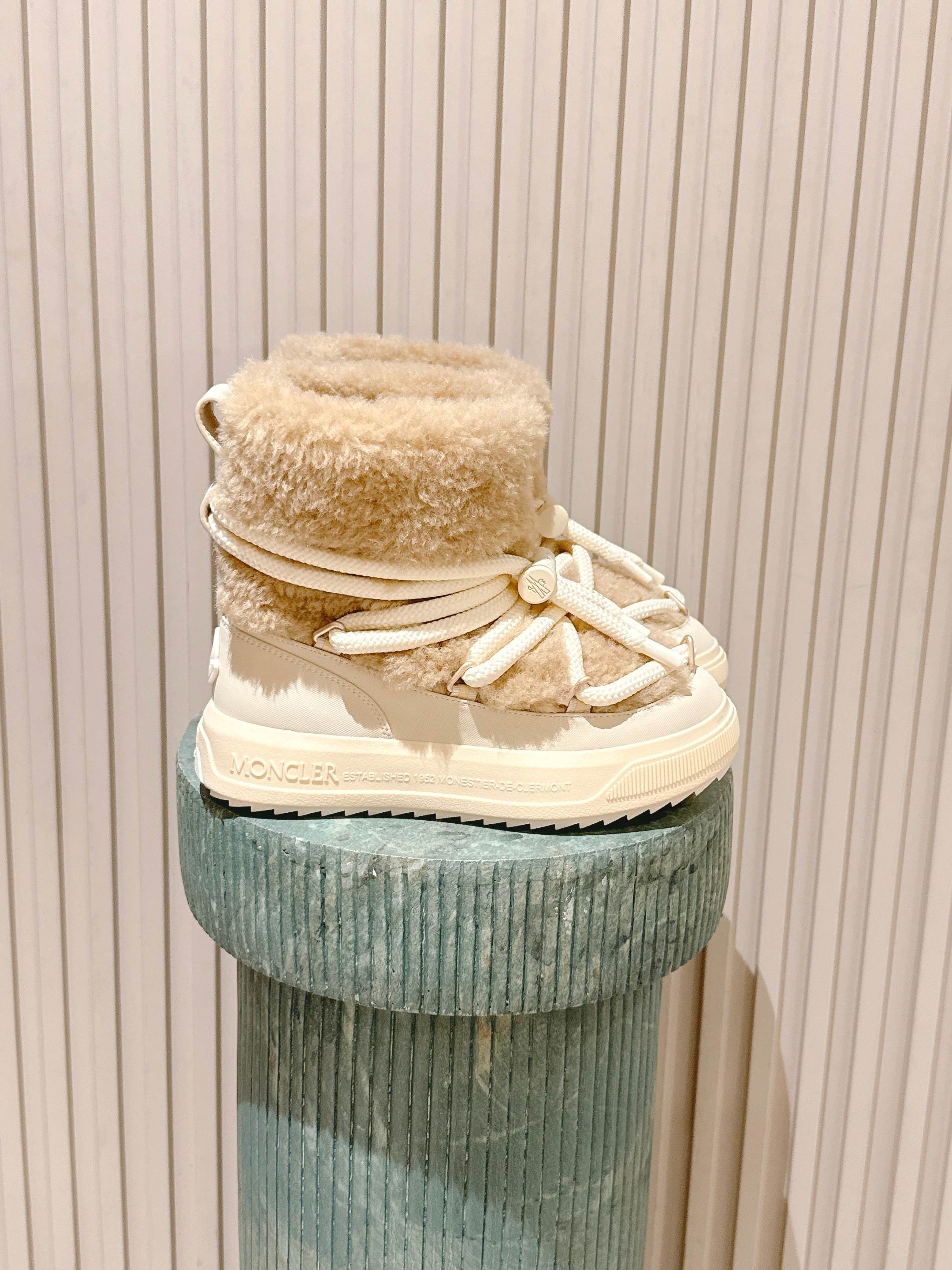 NO:679166,The top version of Moncler's 2025 new snow boots is the perfect fusion of luxury and functionality. Eco-friendly wool planting can also be used in the snow at -10°C. Industrial style aesthetics: Thick rope laces + contrasting colors, full of functionality. Low-key luxury: Logo embossed on the heel, people who know it will understand. Applicable scenarios: Winter outdoor skiing, snow hiking, urban daily wear with coats, down jackets and other winter clothing, easy to create a fashionable look. Environmentally friendly wool planting + lining Wear-resistant diamond pattern upper  TPU combination non-slip bottom original molded hardware buckle women's size 35-40 41 order, snow boots, Moncler, boots, down jacket19860909顶级版本 Moncler 蒙口2025新款雪地靴 奢华与功能的完美融合 环保植毛 -10℃也能暴走雪地 工业风美学:粗绳鞋带+撞色,机能感拉满 低调奢华:后跟Logo压印,懂的人自然懂 适用场景:冬季户外滑雪、雪地徒步,城市日常搭配大衣、羽绒服等冬季服饰,轻松打造时尚造型. 环保植羊毛+内里 耐磨钻石纹鞋帮 TPU组合防滑底原版开模五金扣 女码35-40 41订,雪地靴,Moncler,boots,down jacket,Women's Shoes