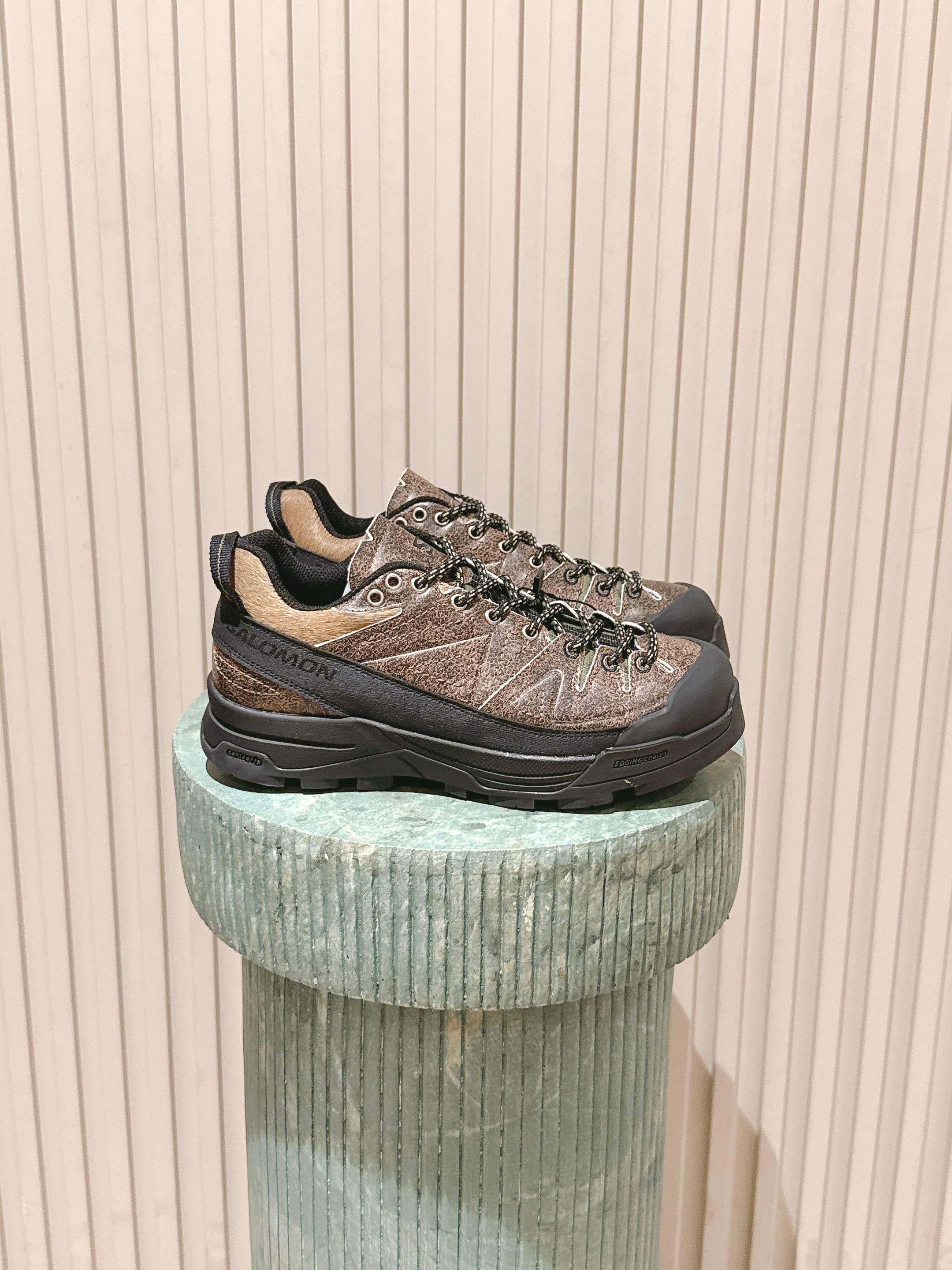 NO:679164,The top version of the Salomon XT6 series of cross-country running shoes, sports shoes and tennis shoes is specially designed for long-distance cross-country runners who pursue excellent comfort. The upper has a very thick white rubber on the toe. The upper is mainly made of specific cowhide and horse hair craftsmanship, and a layer of creel upper is added on the side. It does not affect the breathability while enhancing the overall strength of the upper. The half-sock-style tongue is wrapped with fabric padding for comfort without constricting the feet, and the comfort is full.  And there is an upturned design on the inside of the arch and around the heel to better fit the foot. Fabric: cowhide, floral leather and horse hair foam. Outsole size: 35-40, casual shoes/sports shoes, sneakers, cowhide19860909顶级版本 萨洛蒙 SALOMON XT6系列越野跑鞋运动鞋 网球鞋 专为追求卓越舒适性的长距离越野跑者设计 鞋面 鞋头有非常厚实的白色压胶 鞋面主要为特定牛皮拼马毛工艺 并在侧身再加了一层纱架鞋面 在不影响透气性的同时增强了鞋面的整体强度 半袜套式鞋舌内有织物填充包裹舒适不勒脚 舒适度拉满 且足弓内侧与后跟周围都有上翻设计 更加贴合足部 面料牛皮花皮拼马毛发泡大底码数35-40,休闲鞋/运动鞋,sneakers,cowhide,Women's Shoes