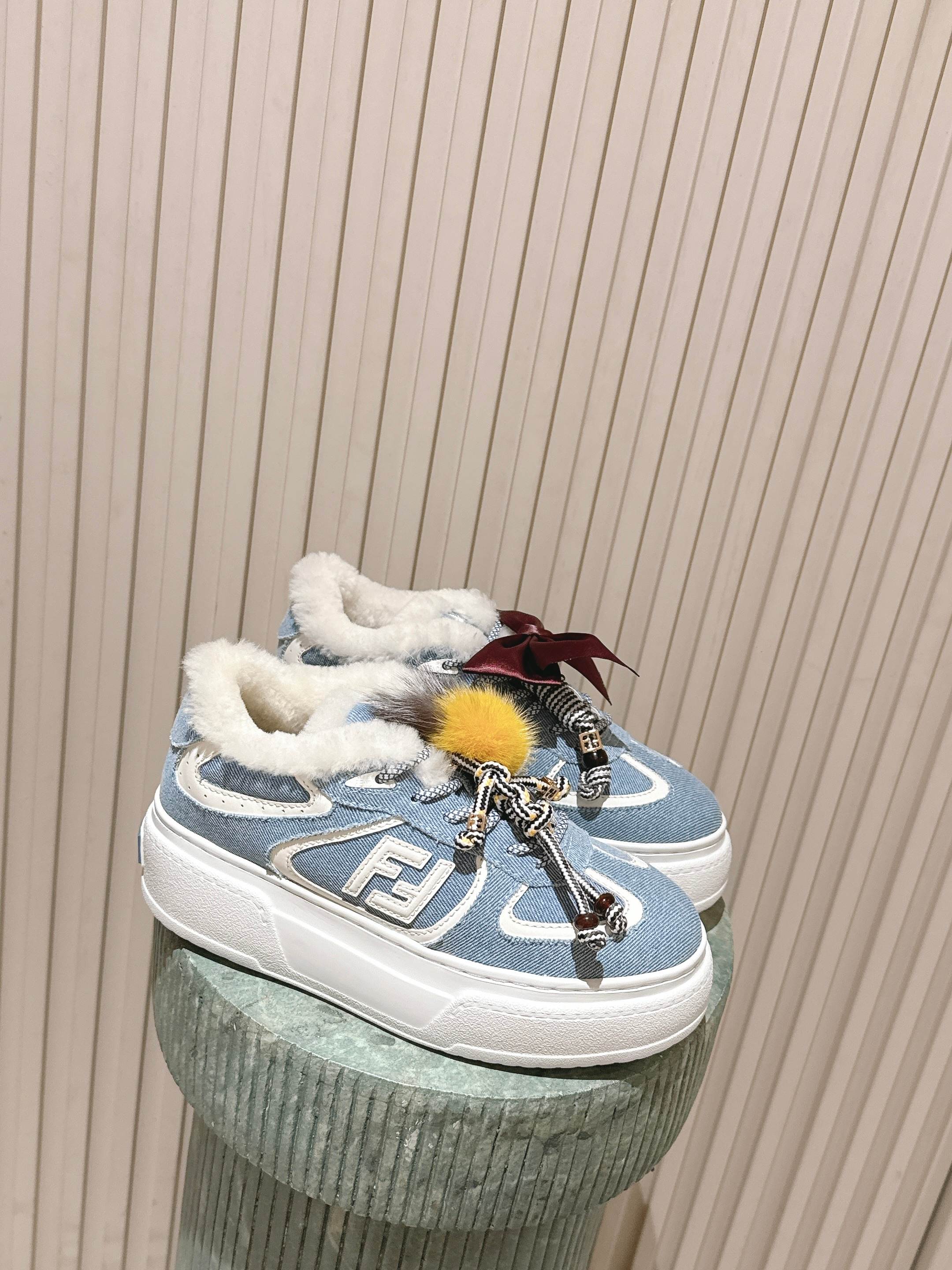 NO:679127,Top version: Fendi FENDI|The latest Match’s asymmetrical magic thick bottom Charm  Match lace-up sneakers are made of leather. They are made of denim-effect printed suede material. The right shoe is decorated with a small braided doll with colorful and colorful mink fur details and a gold metal FF pattern bracelet. The left shoe is decorated with a large brown taffeta bow. This 'half childish, half elegant' contrast design is both 'weird' (the left and right styles are fighting but super harmonious) and 'cute and cute' (the details are full of cuteness and sophistication), giving the platform shoes an artistic feel. Original denim surface  Full cowhide surface, sheepskin lining, IP outsole 5cm 35-40, casual shoes/sports shoes, fendi, fendi, sneakers, bracelet, cowhide, sheepskin19860909顶级版本: 芬迪 FENDI|最新款Match的不对称魔法厚底Charm Match系带运动鞋皮面.牛仔面料效果印花绒面材质.右鞋上饰有带彩色和彩色貂毛细节和金色金属FF图案手链的编绳小玩偶.左鞋上饰有棕色塔夫绸大蝴蝶结.这种“一半童趣、一半优雅”的反差设计,既「奇奇怪怪」(左右风格打架却超和谐),又「可可爱爱」(细节里的萌点和精致感拉满),妥妥把厚底鞋玩出艺术感 原版牛仔面 全牛皮面 羊皮内里 ip大底5cm 35-40,休闲鞋/运动鞋,fendi,fendi,sneakers,bracelet,cowhide,sheepskin,Women's Shoes