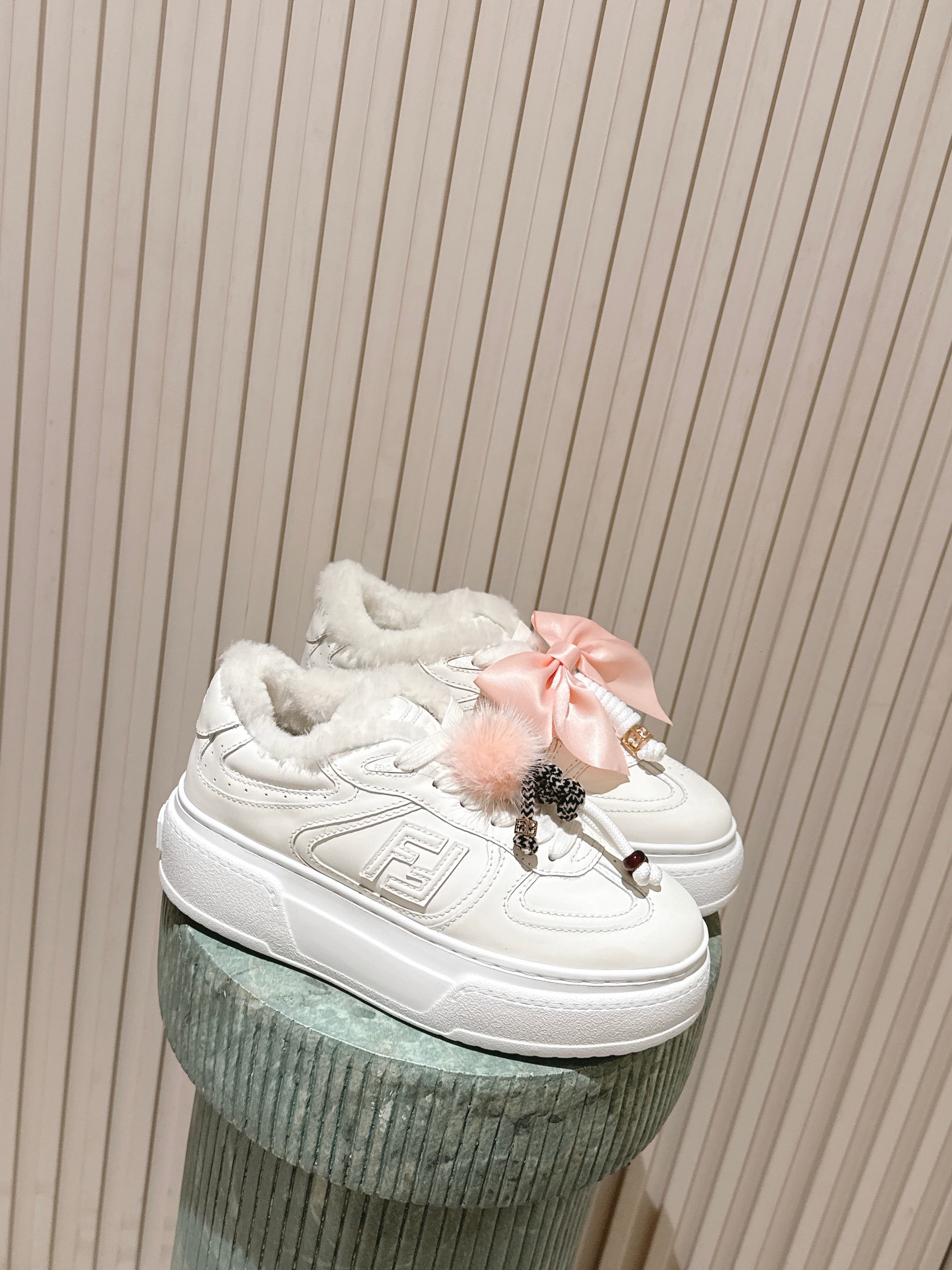 NO:679113,Top version: Fendi FENDI|The latest Match’s asymmetrical magic thick bottom Charm  Match lace-up sneakers are made of leather. They are made of denim-effect printed suede material. The right shoe is decorated with a small braided doll with colorful and colorful mink fur details and a gold metal FF pattern bracelet. The left shoe is decorated with a large brown taffeta bow. This 'half childish, half elegant' contrast design is both 'weird' (the left and right styles are fighting but super harmonious) and 'cute and cute' (the details are full of cuteness and sophistication), giving the platform shoes an artistic feel. Original denim surface  Full cowhide surface, sheepskin lining, IP outsole 5cm 35-40, casual shoes/sports shoes, fendi, fendi, sneakers, bracelet, cowhide, sheepskin19860909顶级版本: 芬迪 FENDI|最新款Match的不对称魔法厚底Charm Match系带运动鞋皮面.牛仔面料效果印花绒面材质.右鞋上饰有带彩色和彩色貂毛细节和金色金属FF图案手链的编绳小玩偶.左鞋上饰有棕色塔夫绸大蝴蝶结.这种“一半童趣、一半优雅”的反差设计,既「奇奇怪怪」(左右风格打架却超和谐),又「可可爱爱」(细节里的萌点和精致感拉满),妥妥把厚底鞋玩出艺术感 原版牛仔面 全牛皮面 羊皮内里 ip大底5cm 35-40,休闲鞋/运动鞋,fendi,fendi,sneakers,bracelet,cowhide,sheepskin,Women's Shoes