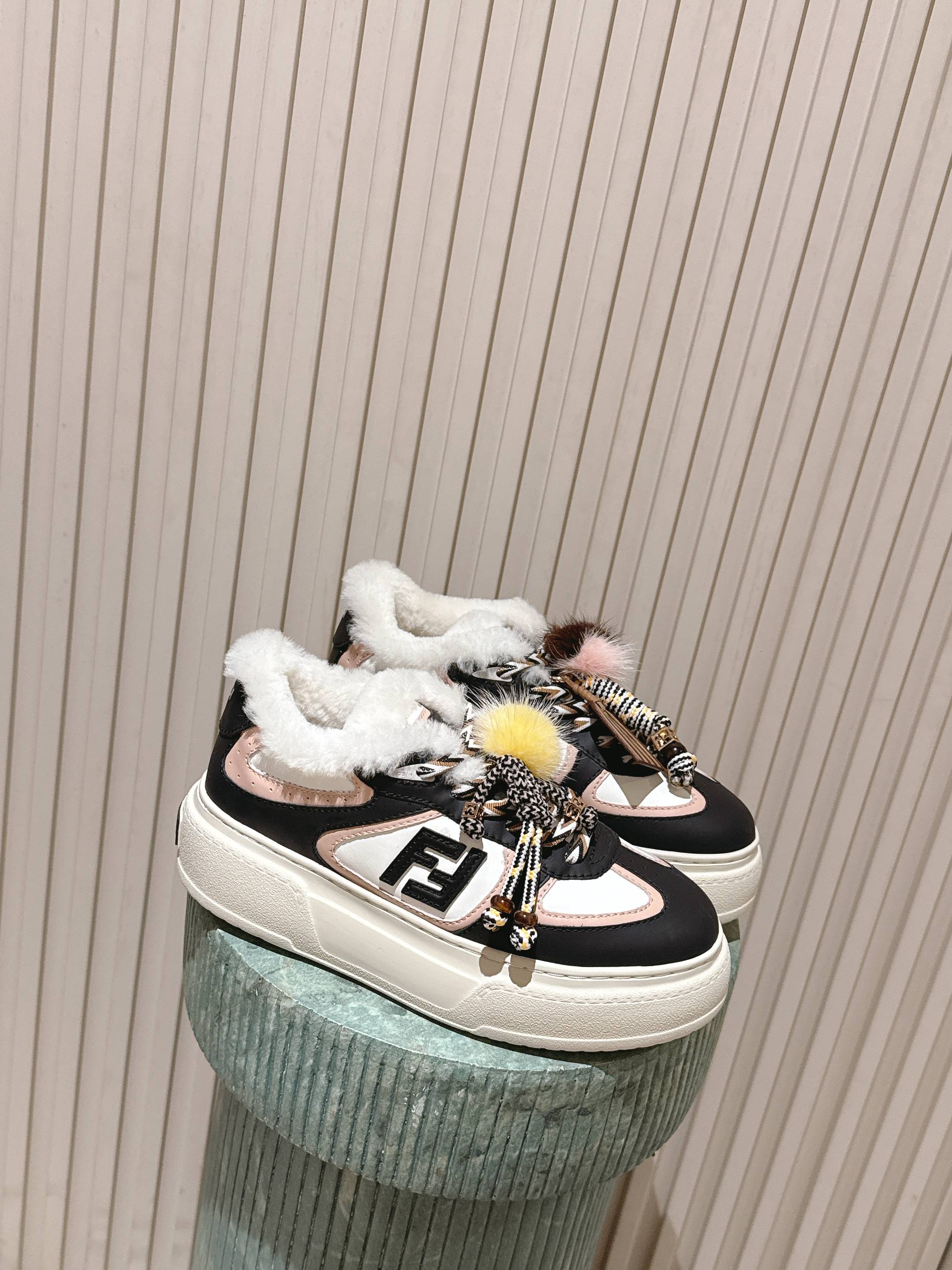 NO:679129,Top version: Fendi FENDI | The latest Match’s asymmetrical magic thick bottom Charm  Match lace-up sneakers are made of leather. They are made of denim-effect printed suede material. The right shoe is decorated with a small braided doll with colorful and colorful mink fur details and a gold metal FF pattern bracelet. The left shoe is decorated with a large brown taffeta bow. This 'half childish, half elegant' contrast design is both 'weird' (the left and right styles are fighting but super harmonious) and 'cute and cute' (the details are full of cuteness and sophistication), giving the platform shoes an artistic feel. Original denim surface  Full cowhide surface, sheepskin lining, IP outsole 5cm 35-40, casual shoes/sports shoes, fendi, fendi, sneakers, bracelet, cowhide, sheepskin19860909顶级版本:芬迪 FENDI|最新款Match的不对称魔法厚底Charm Match系带运动鞋皮面.牛仔面料效果印花绒面材质.右鞋上饰有带彩色和彩色貂毛细节和金色金属FF图案手链的编绳小玩偶.左鞋上饰有棕色塔夫绸大蝴蝶结.这种“一半童趣、一半优雅”的反差设计,既「奇奇怪怪」(左右风格打架却超和谐),又「可可爱爱」(细节里的萌点和精致感拉满),妥妥把厚底鞋玩出艺术感 原版牛仔面 全牛皮面 羊皮内里 ip大底5cm 35-40,休闲鞋/运动鞋,fendi,fendi,sneakers,bracelet,cowhide,sheepskin,Women's Shoes