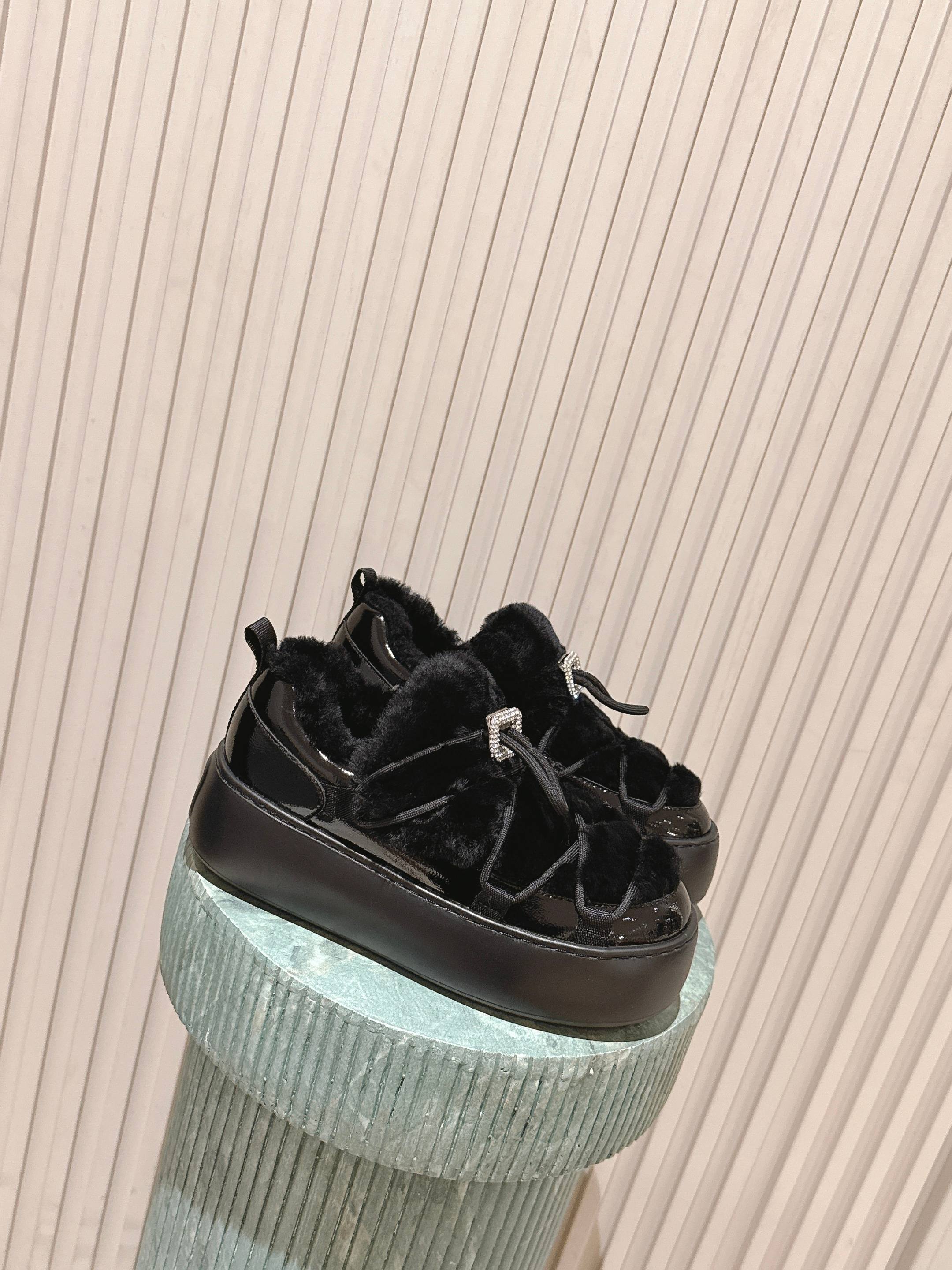 NO:679159,Top version: RV 25 new autumn and winter products are here!! The new furry boots have a round body! The matching heel height is 5cm! Super slim!! The sheepskin texture directly fills the winter atmosphere. It is warm and fashionable, covering the whole autumn and winter~^_^ The lining and collar are made of soft fufu wool, which makes the feet feel like stepping on clouds. The warmth is perfect and it is not stuffy! The most eye-catching thing is the small square diamond buckle on the upper  blngbling is too flashy, Size35–40 (40 is custom-made and non-refundable), casual shoes/sports shoes, boots, sneakers19860909顶级版本:Rv 25秋冬新品来啦! !新品毛毛靴鞋身是圆润的鞋身! 搭配跟高5cm!超级显瘦!! 羊剪绒质感让冬日氛围感直接拉满 润暖时髦,承包整个秋冬~^_^内里和鞋口都是软fufu的羊毛上脚就像踩在云朵上 保暖度满分还不闷脚!最吸睛的就是鞋面小方钻扣 blngbling闪到不行 Size35–40（40订做不退换）,休闲鞋/运动鞋毛毛鞋,boots,sneakers,Women's Shoes