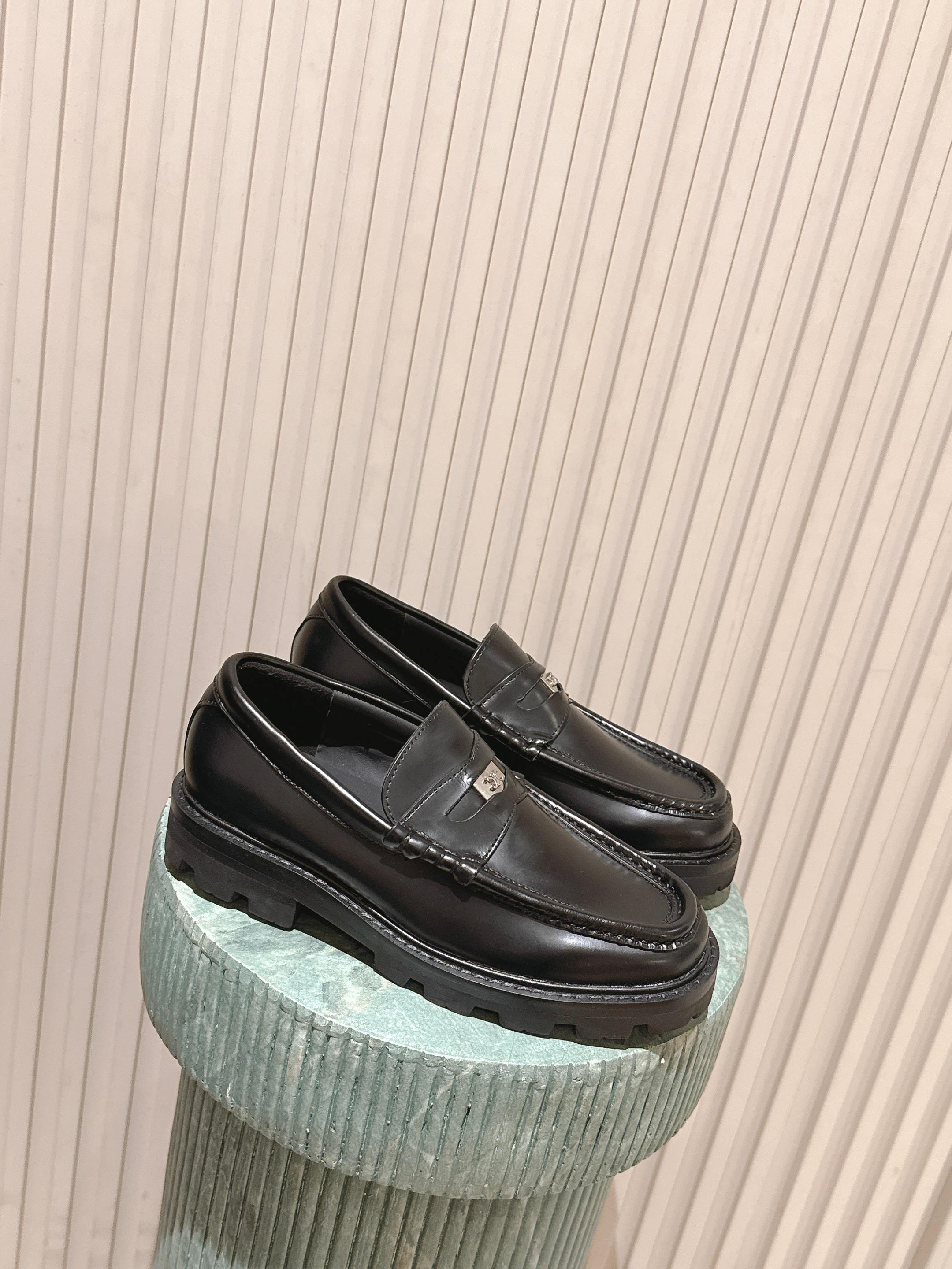 NO:679139,Top version:: Celine CELINE classic series Arc de Triomphe loafers small leather shoes versatile series ins grass planting artifact super good quality inspection, perfect lens feel and very comfortable, easy to handle college style material cowhide, original rubber thick sole 35-40 size, loafers, celine, loafers, cowhide19860909顶级版本 :: 塞琳 CELINE 经典系列 凯旋门乐福鞋 小皮鞋 百搭系列 ins种草神器 质检超好 、镜头感满分而且非常舒适,学院风轻松拿捏 材料牛皮,原版橡胶厚底 35-40码,乐福鞋,celine,loafers,cowhide,Women's Shoes