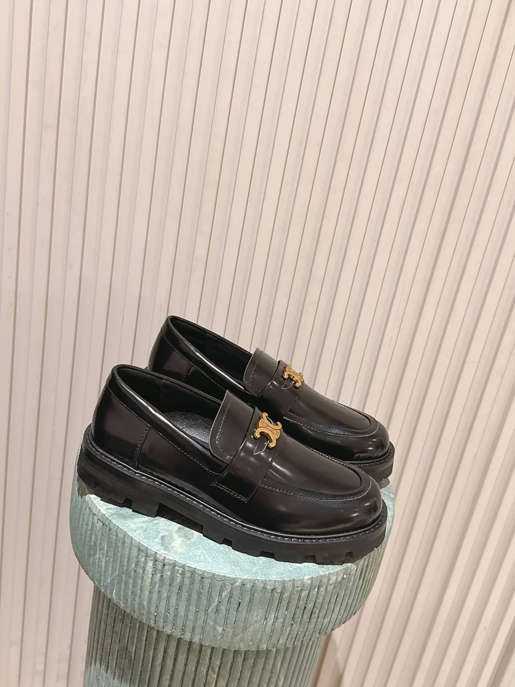 NO:679149,Top version:: CELINE Classic series Arc de Triomphe loafers Small leather shoes Versatile series Ins grass planting tool Super good quality inspection, perfect lens feel and very comfortable, easy to handle college style Material cowhide, original rubber, loafers, celine, loafers, cowhide19860909顶级版本 :: 塞琳 CELINE 经典系列 凯旋门乐福鞋 小皮鞋 百搭系列 ins种草神器 质检超好 、镜头感满分而且非常舒适,学院风轻松拿捏 材料牛皮,原版橡胶,乐福鞋,celine,loafers,cowhide,Women's Shoes