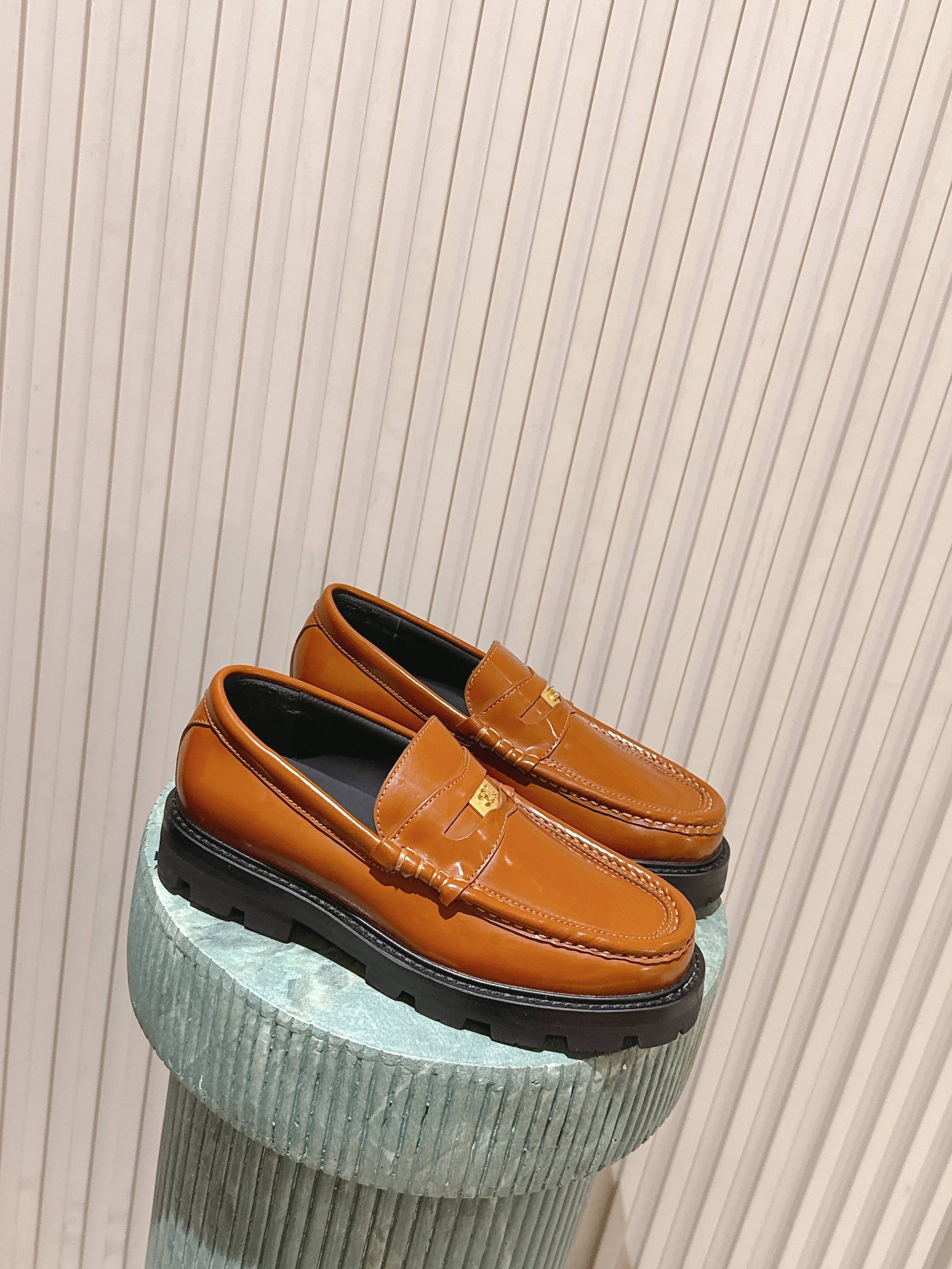 NO:679143,Top version:: CELINE Classic series Arc de Triomphe loafers Small leather shoes Versatile series Ins grass planting tool Super good quality inspection, perfect lens feel and very comfortable, easy to handle college style Material cowhide, original rubber, loafers, celine, loafers, cowhide19860909顶级版本 :: 塞琳 CELINE 经典系列 凯旋门乐福鞋 小皮鞋 百搭系列 ins种草神器 质检超好 、镜头感满分而且非常舒适,学院风轻松拿捏 材料牛皮,原版橡胶,乐福鞋,celine,loafers,cowhide,Women's Shoes