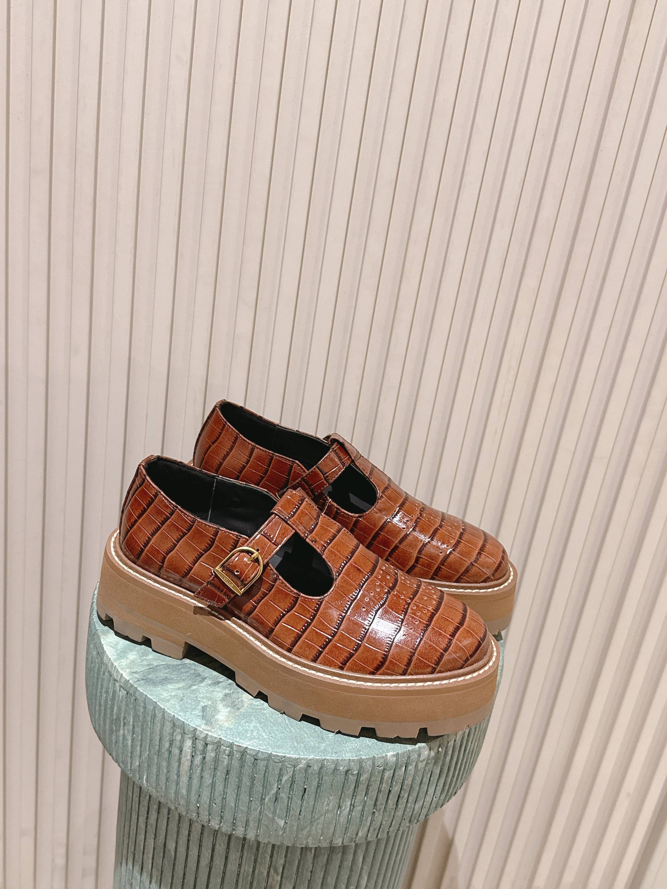 NO:679154,Top version:: CELINE Classic series Arc de Triomphe loafers Small leather shoes Versatile series Ins grass planting tool Super good quality inspection, perfect lens feel and very comfortable, easy to handle college style Material cowhide, original rubber, loafers, celine, loafers, cowhide19860909顶级版本 :: 塞琳 CELINE 经典系列 凯旋门乐福鞋 小皮鞋 百搭系列 ins种草神器 质检超好 、镜头感满分而且非常舒适,学院风轻松拿捏 材料牛皮,原版橡胶,乐福鞋,celine,loafers,cowhide,Women's Shoes