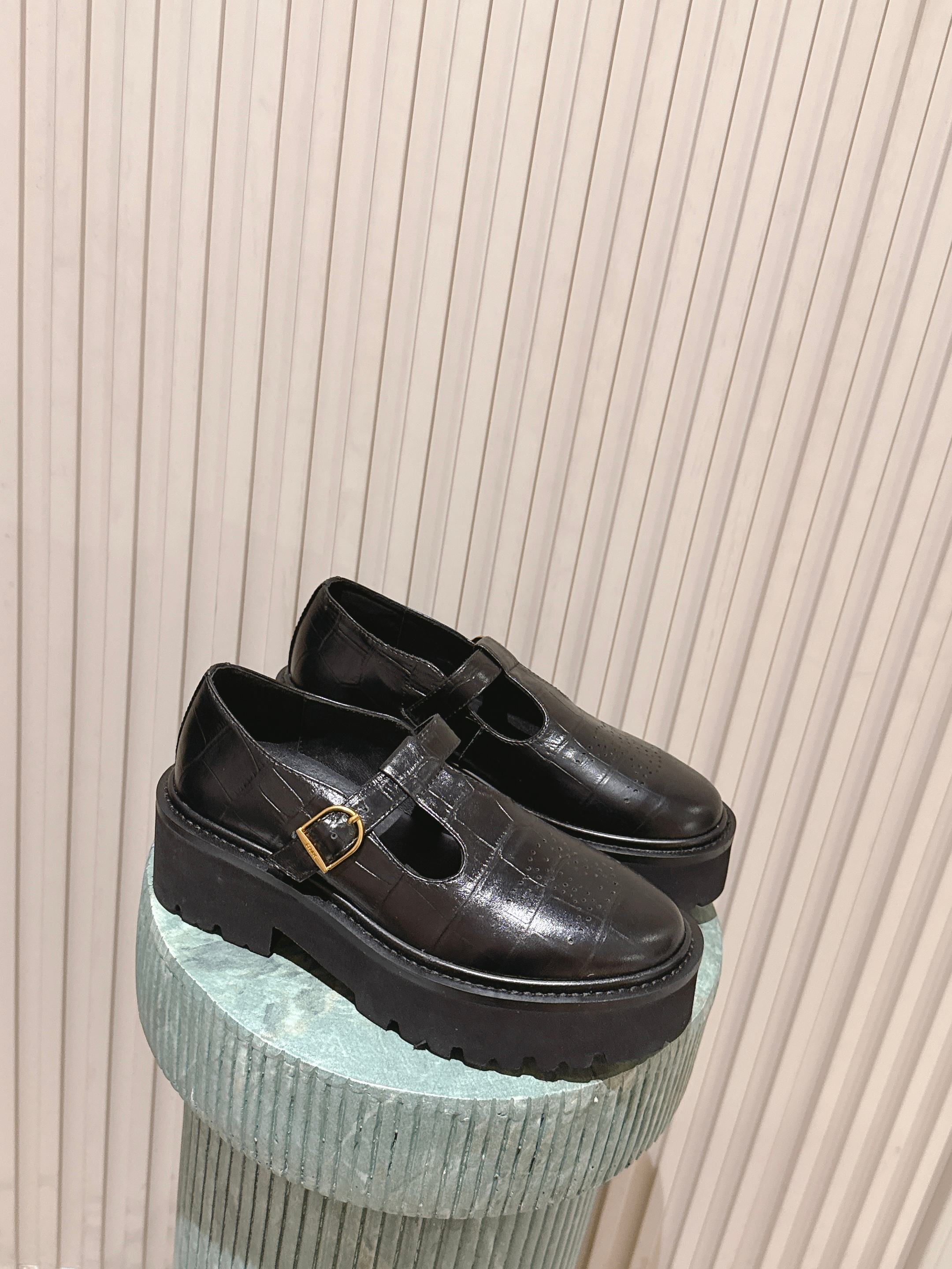 NO:679157,Top version:: CELINE tassel classic series, Arc de Triomphe loafers, small leather shoes, versatile series, ins grass planting tool, excellent quality inspection, full lens quality and very comfortable, easy to handle college style. Materials: cowhide, original rubber, loafers, celine, loafers, cowhide19860909顶级版本 :: 塞琳 CELINE 流苏经典系列 凯旋门乐福鞋 小皮鞋 百搭系列 ins种草神器 质检超好 、镜头感满分而且非常舒适,学院风轻松拿捏 材料牛皮,原版橡胶,乐福鞋,celine,loafers,cowhide,Women's Shoes