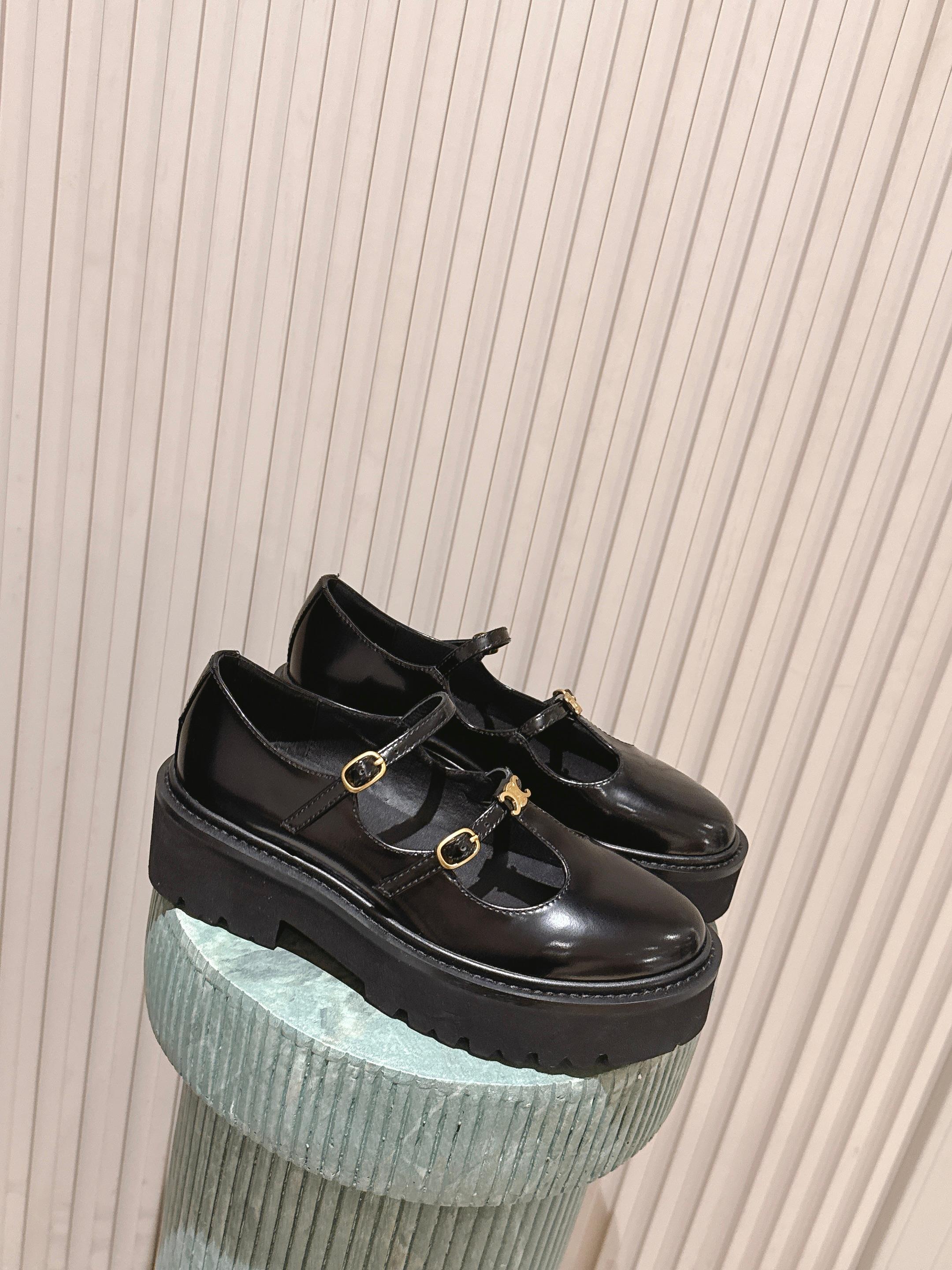 NO:679152,Top version:: CELINE tassel classic series, Arc de Triomphe loafers, small leather shoes, versatile series, ins grass planting tool, excellent quality inspection, full lens quality and very comfortable, easy to handle college style. Materials: cowhide, original rubber, loafers, celine, loafers, cowhide19860909顶级版本 :: 塞琳 CELINE 流苏经典系列 凯旋门乐福鞋 小皮鞋 百搭系列 ins种草神器 质检超好 、镜头感满分而且非常舒适,学院风轻松拿捏 材料牛皮,原版橡胶,乐福鞋,celine,loafers,cowhide,Women's Shoes