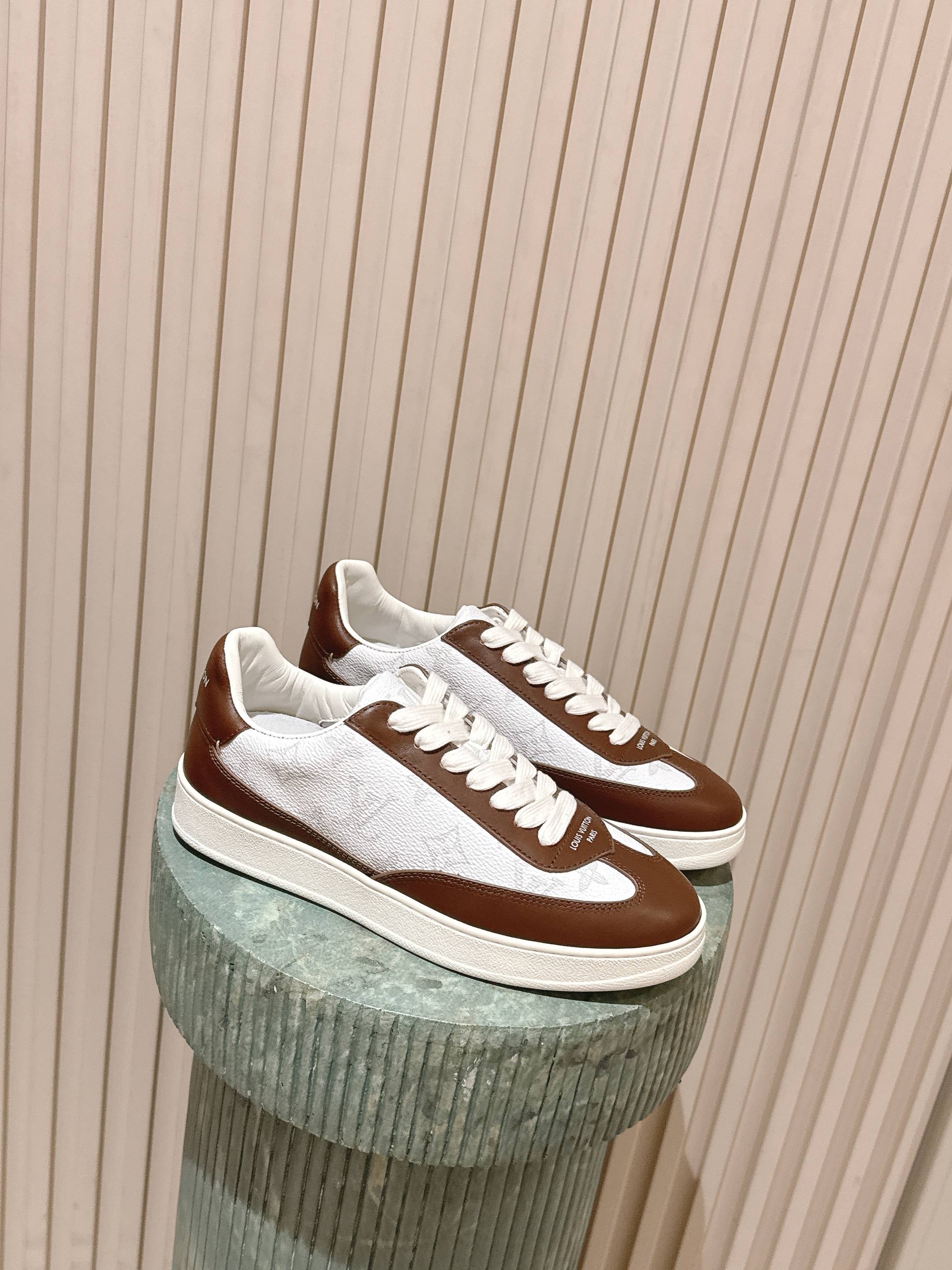 NO:679137,The top version of Louis Vuitton casual sneakers, white shoes, many Internet celebrity fashion bloggers planted grass, simple shoe grid design, brand LOGO embossing, presbyopia stitching, full of aristocratic atmosphere, thickened rubber outsole, stable and wear-resistant, highlighting the brand charm, fashionable and versatile, whether it is sports and leisure or street fashion, it can be easily controlled. Size: 35-40 (40 customized), casual shoes/sports shoes, louis vuitton, louis  vuitton,sneakers19860909顶级版本 Louis Vuitton路易威登 休闲板鞋 小白鞋 超多网红时尚博主种草 简约的鞋型格板设计 品牌LOGO压花 老花拼接 尽显贵族气息 加厚橡胶外底 稳定耐磨 彰显品牌魅力 时尚百搭 无论是运动休闲还是街头潮流 都能轻松驾驭 码数:35-40（40定做）,休闲鞋/运动鞋,louis vuitton,louis vuitton,sneakers,Women's Shoes