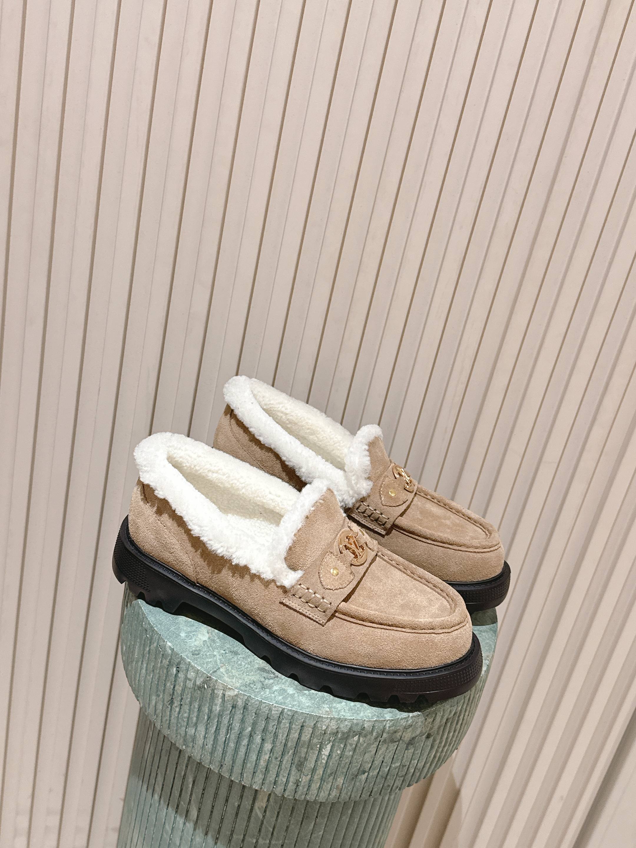 NO:679134,Top version LOUIS VUITTON 25ss LV donkey brand winter new thick-soled wool-lined casual shoes loafers woolen shoes ◆ These LV wool loafers are made of nubuck sheepskin uppers with soft wool lining and are super warm for autumn and winter wear!  The upper has LV metal logo texture, and the thick rubber sole is wear-resistant and comfortable for both commuting and leisure. ○K The overall design is simple and versatile, making it easy to control various styles. The eight sizes are suitable for different foot types and will not be tiring after walking for a long time. The thick EVA outsole is embellished with eye-catching ridges, and the trendy attitude of being both strong and soft makes it a good choice for daily use. The upper is imported high-mercerized anti-suede, and the lining is imported wool. The outsole is an original molded non-slip outsole.  Size 35-39 (40. Customized items cannot be returned or exchanged), loafers, woolen shoes, louis vuitton, louis vuitton, louis vuitton, loafers, sheepskin19860909顶级版本 LOUIS VUITTON 25ss LV驴牌冬季新款厚底羊毛里休闲鞋乐福鞋毛毛鞋◆这款LV羊毛乐福鞋采用磨砂羊皮鞋面搭配柔软羊毛内衬秋冬穿超保暖！鞋面有LV金属Logo质感满分厚底橡胶鞋底耐磨又舒适通勤休闲都○K整体简约百搭轻松驾驭各种穿搭风格八尺码覆盖广适合不同脚型长时间走路也不累~厚实 EVA外底点缀醒目凸纹,亦刚亦柔的潮流姿态成就日常佳选. 鞋面进口高丝光反绒皮 内里进口羊毛 大底原版开模防滑大底 码数35-39（40.订做不退换）,乐福鞋毛毛鞋,louis vuitton,louis vuitton,louis vuitton,loafers,sheepskin,Women's Shoes