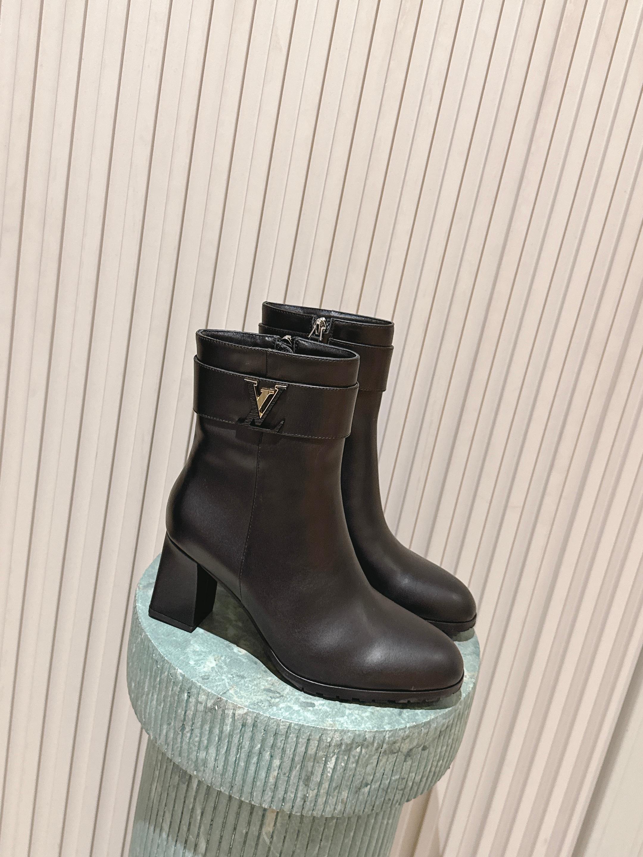 NO:679160,The top version of LV donkey brand 25ss new autumn and winter high-heeled Martin boots short boots, versatile last shape and slim feet yyds. The shape is three-dimensional and full, full of handsomeness. The upper foot is comfortable, very retro style, full of aura, the original presbyopic design style is very classic, the original outsole has perfect details, upper cowhide, cowhide lining, and foot pads!  Size: 35-39 (40 customized), boots, louis vuitton, louis vuitton, boots, cowhide19860909顶级版本 LV驴牌 25ss 新款秋冬高跟马丁靴短靴 楦型百搭瘦脚yyds.造型立体饱满,帅气十足 上脚舒适非常复古风、气场十足,原版老花设计风格非常经典 原版大底细节完美  鞋面牛皮 牛里、垫脚！ Size: 35-39（40定做）,靴子,louis vuitton,louis vuitton,boots,cowhide,Women's Shoes