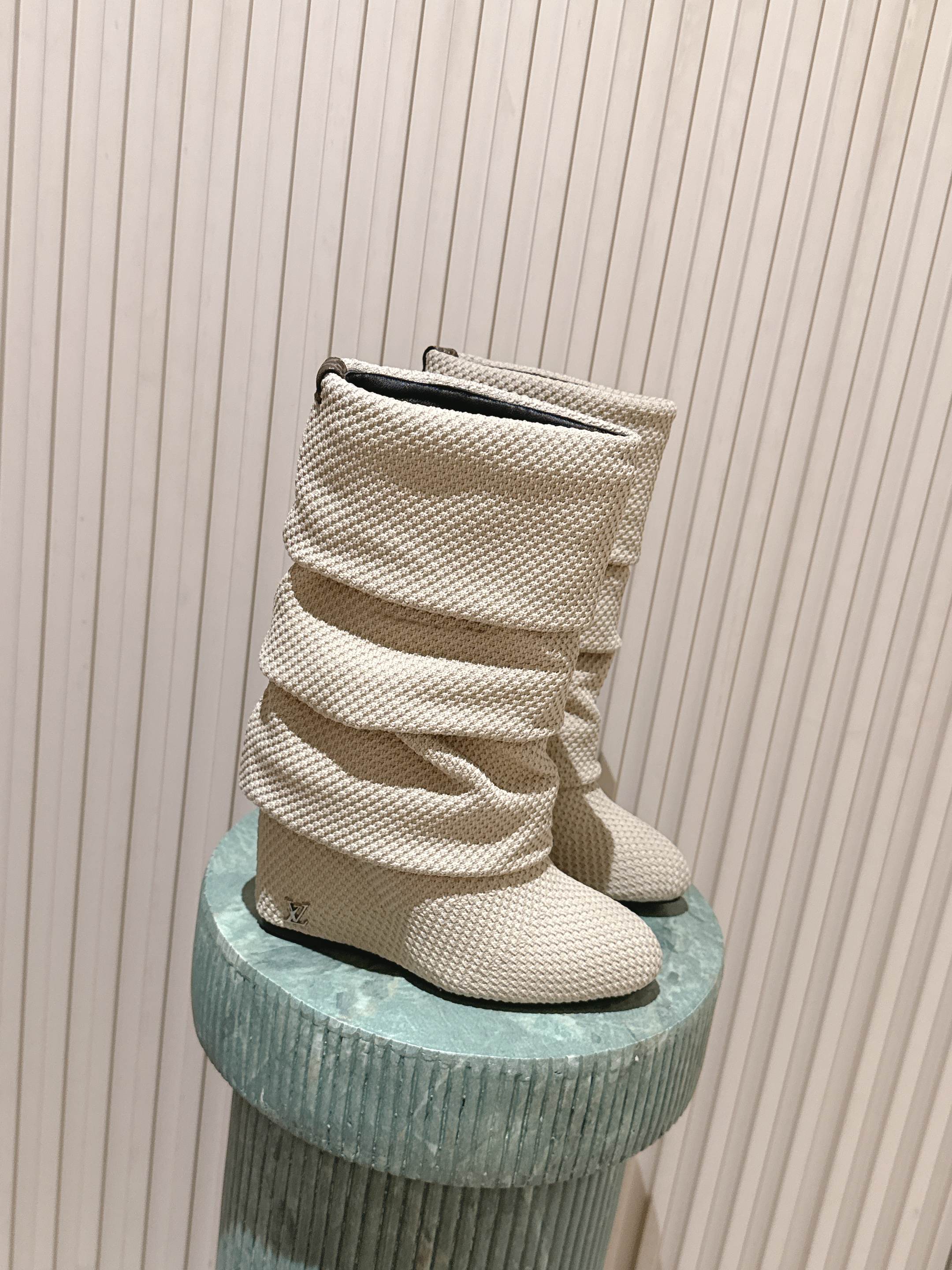 NO:679156,Top version: The latest lv2025 hot style sock boots. The top version of wool flying knitting. Paris human flesh purchasing agent returned to China. The socks took two months to make patterns to achieve top-notch one-to-one. This year, all big brands adopt the popular style of sock boots. LV is no exception. Fashionable and versatile. We follow the original method and add sheepskin to the original customized wool. Heel height: 10CM higher inside. Soft sheepskin inside. Outsole Italian leather outsole. Size 35-41{35.40  41No return or exchange, full package}, boots, louis vuitton, boots, sheepskin, Leather soles, socks19860909顶级版本: 最新lv2025 爆款 袜子靴 顶级版本羊毛飞织 巴黎人肉代购回国  袜子历经两个月打版 做到顶级一比一 今年各个大牌都采用袜靴流行风 lv也不例外 时尚百搭 我们按照原版做法 在原版定制的毛线里面加了羊皮 跟高:内增高10CM 里面柔软绵羊皮 大底意大利真皮大底 码数35-41{35.40 41不予退换 全套包装},靴子,louis vuitton,boots,sheepskin,Leather soles,socks,Women's Shoes