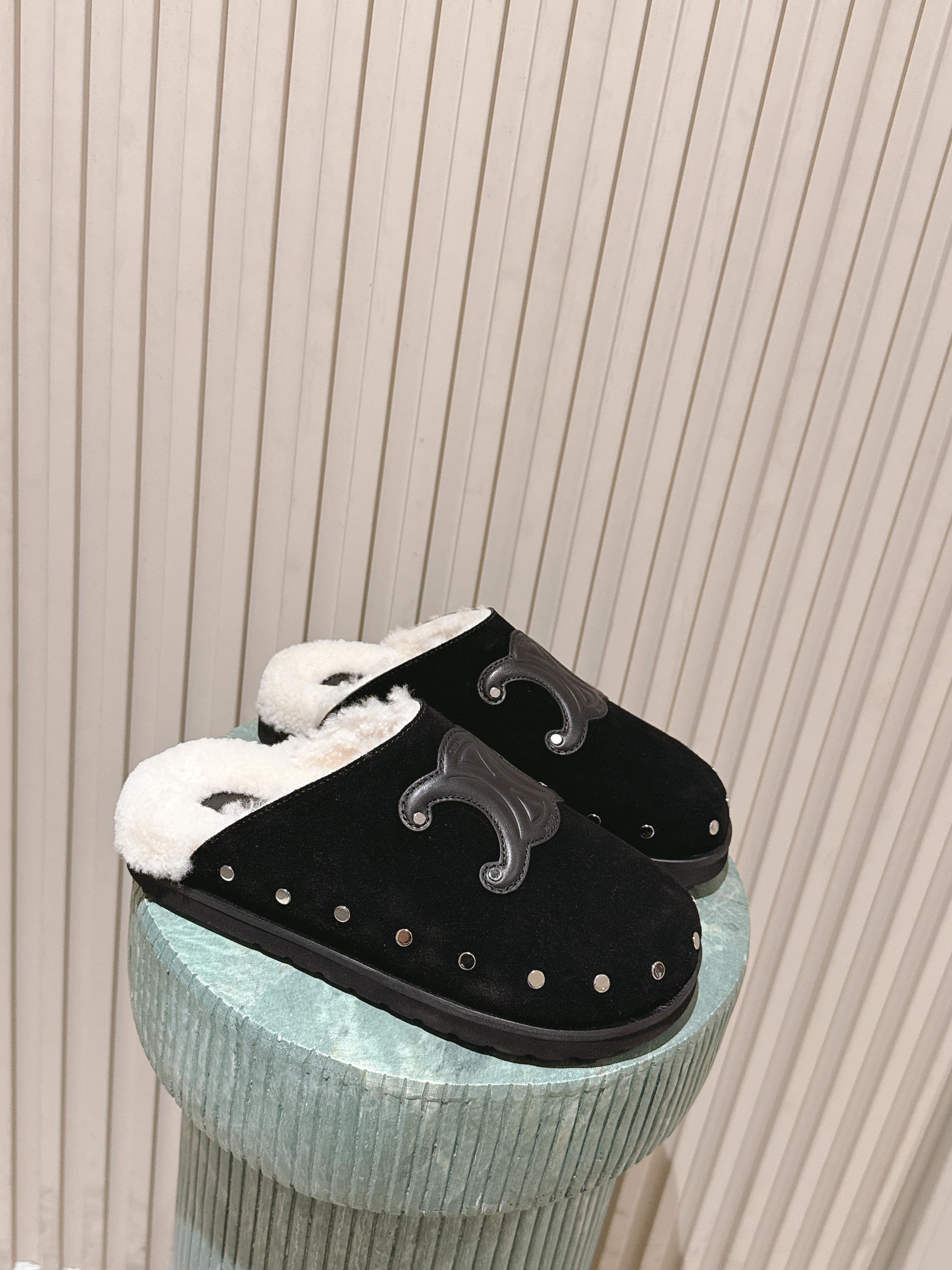 NO:679150,Top version Celine's new Arc de Triomphe Birkenstock toe slippers. Retro-style Birkenstock shoes are simple and fashionable. The riveted hard style matches the classic Arc de Triomphe. Cow suede. Wool/sheepskin lining with rivets. Original outsole. Size 35-39 (40/41 customization is non-returnable). Half-slip fur shoes, slippers, sheepskin.19860909顶级版本 思琳新款凯旋门勃肯包头拖鞋 复古风勃肯鞋简约时尚,铆钉硬质风格与凯旋门经典搭配 牛反绒 羊毛/羊皮内里铆钉原版大底 Size35-39（40/41定制不退换）,半拖毛毛鞋,slippers,sheepskin,Women's Shoes