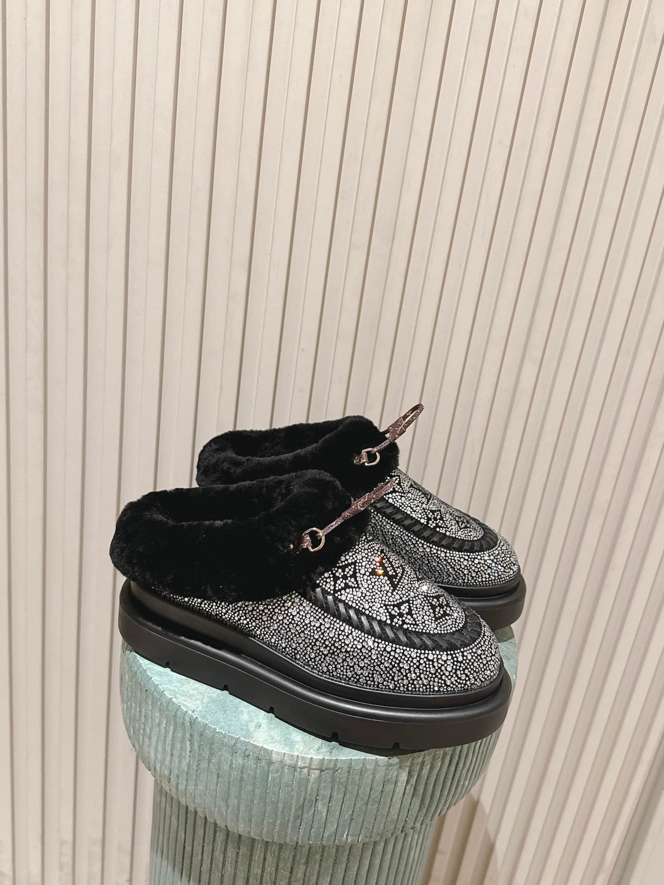 NO:679147,#TOPVERSION LOUIS VUITTON 25/ Autumn and winter hot model SKI ski series Cortina thick-soled toe-toe mop LV winter ski series Monogram snow boots, highly recognizable! The lining is soft sheepskin, which has perfect thermal insulation properties. The thick rubber soles are non-slip and are about 6cm taller. They are perfect for cold weather and are easy to put on and take off. They are fashionable with jeans or down jackets, comfortable and practical. They are a must-have item for winter travel! Fabric: cow suede/hot rhinestone, original wool lining, original molded outsole, Size#35-41 (40.41, custom-made, non-returnable), half-muffle fur shoes, louis vuitton, louis vuitton, boots, jeans, down jacket, sheepskin19860909#顶级版本 LOUIS VUITTON 25/ 秋冬爆款 SKI滑雪系列 Cortina 厚底 包头拖 LV冬季滑雪系列Monogram雪地靴,辦识度超高！内里柔软羊皮毛,保暖力满分,厚底橡胶鞋底防滑又增高约6cm,超适合寒冷天气穿,穿脱方便,搭配牛仔裤或羽绒服都很时髦,舒适又实用,是冬季出行必备单品！ 面料牛反绒/烫钻 内里原版羊毛里 鞋底原版开模大底 Size#35-41（40.41订做不退换）,半拖毛毛鞋,louis vuitton,louis vuitton,boots,jeans,down jacket,sheepskin,Women's Shoes