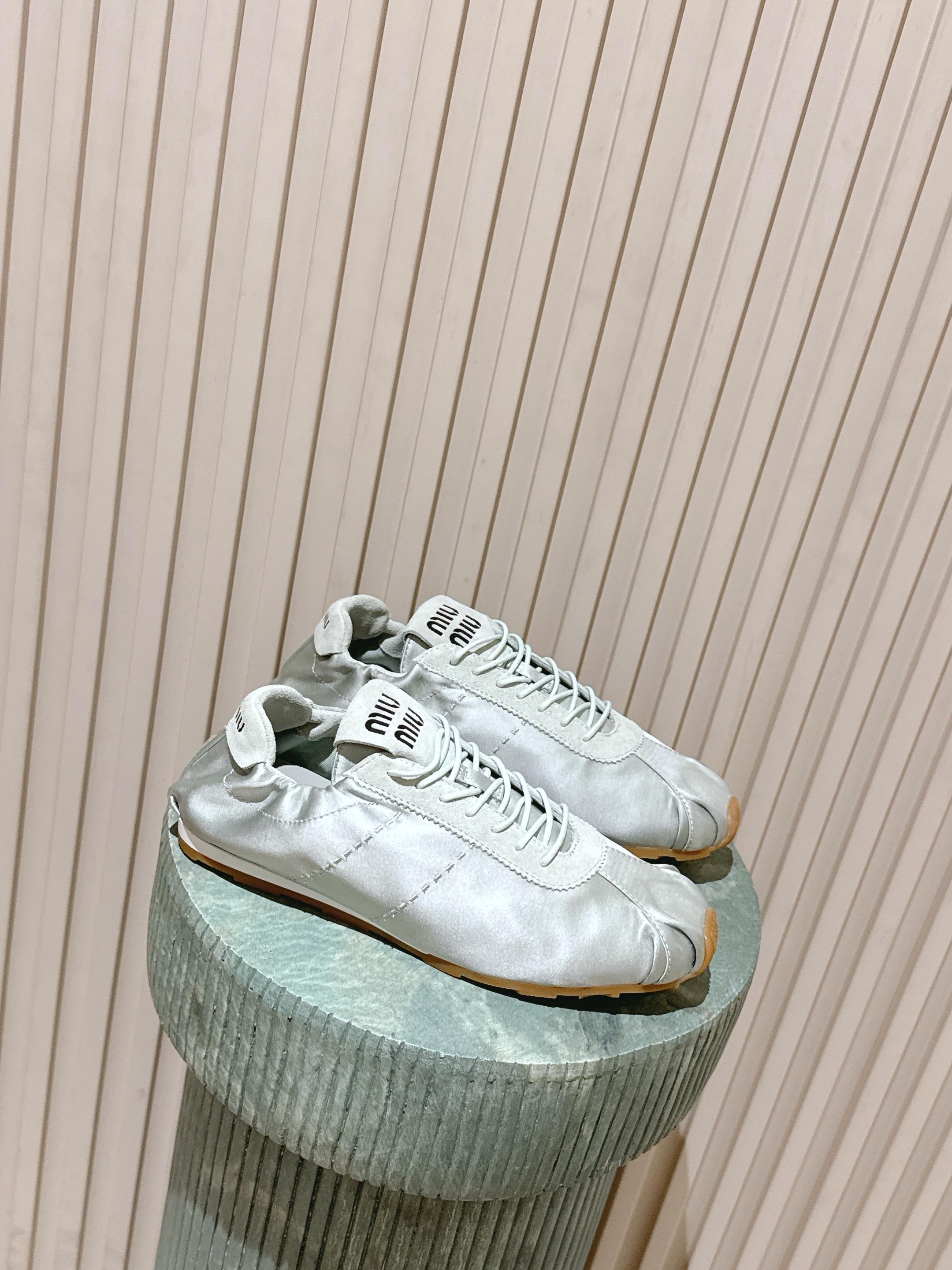 NO:679138,Quality MiuMiu Miu Miu 2026ss early spring catwalk new silk satin lightweight moral training shoes!  This pair was revealed at the Miaojia Fashion Week show and has since been put on the market on major purchasing official websites around the world. It is simple, casual and can reflect the beauty of denim. The whole pair is simple and fashionable in design, very light on the feet and versatile!  The upper is made of original imported silk + sheep suede, the lining is sheepskin, the original molded outsole, the size: 35-40 (customized for 40, non-refundable), comes with original packaging, ballet shoes, miumiu, sheepskin, real silk, silk fabric, chamois leather19860909品质MiuMiu 缪缪2026ss早春走秀新品真丝绸缎轻便德训鞋！缪家时装周大秀上爆出的这双 后全球各大代购官网火爆上市. 简单很随意不羁又能体现单宁美感,整双设计简约时尚,上脚非常轻便 百搭！ 鞋面采用原版进口真丝+羊麂皮 内里垫脚羊皮 原版开模开模大底 码数:35-40（40定做不退换） 配原版包装,芭蕾舞鞋,miumiu,sheepskin,real silk,silk fabric,chamois leather,Women's Shoes