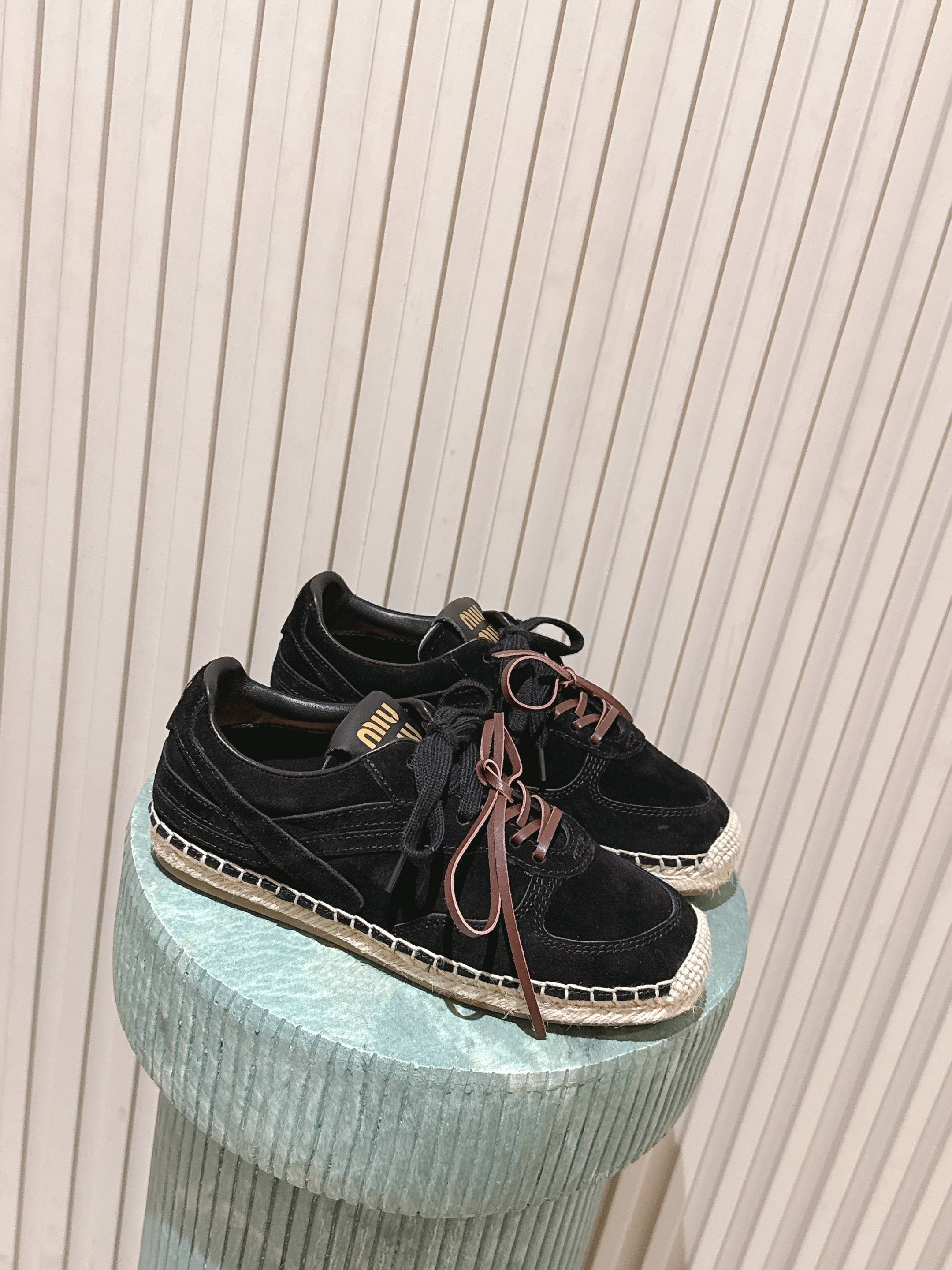 NO:679133,Top version: Miu Miu 2026 Spring and Summer New Style Retro Moral Shoes Hemp Sole Fisherman Shoes Catwalk Style Craftsmanship from Miu Miu Series Detailed Close-ups New Season Trends Beloved Concept at the Moment, Multiple Collision, Retro Hemp Sole, Conveying Modern Style~ Looks good no matter how you wear it, a favorite among fashionistas Material cow suede Sheepskin lining Outsole Original molded hemp rope + TPU sole  Size 35-40 (40, 41 customized), casual shoes/sports shoes, miumiu, sneakers, espadrilles, sheepskin19860909顶级版本 :Miu Miu 2026春夏新款 复古德训鞋 麻绳底渔夫鞋 走秀款 工艺来自Miu Miu系列的细节特写 新季的潮流此刻挚爱的概念,多元对撞,复古麻绳底,传达现代风格~ 怎么穿都好看,时髦精最爱 面料牛反绒 内里羊皮 大底原版开模麻绳+TPU鞋底 码数35-40（40、41订做）,休闲鞋/运动鞋,miumiu,sneakers,espadrilles,sheepskin,Women's Shoes