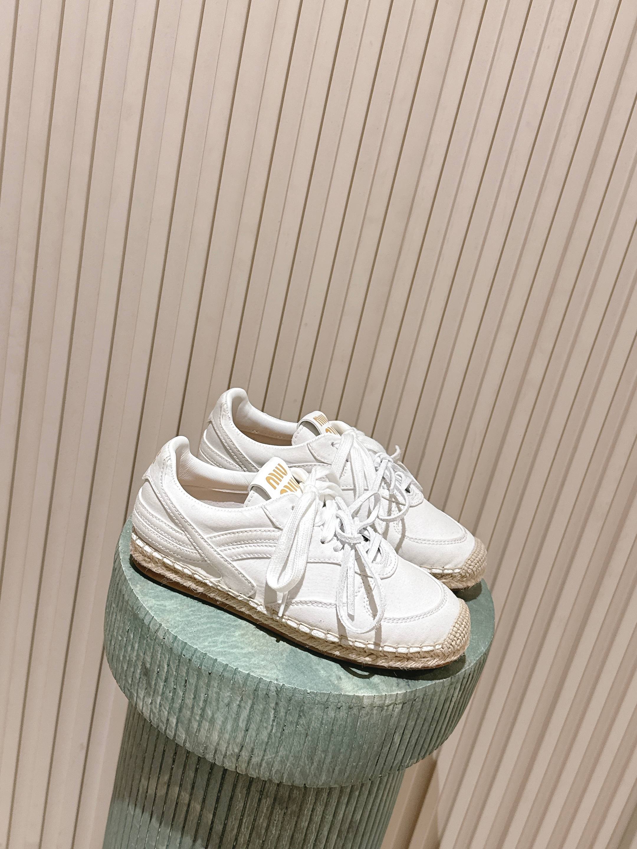 NO:679136,Top version: Miu Miu 2026 Spring and Summer New Style Retro Moral Shoes Hemp Sole Fisherman Shoes Catwalk Style Craftsmanship from Miu Miu Series Detailed Close-ups New Season Trends Beloved Concept at the Moment, Multiple Collision, Retro Hemp Sole, Conveying Modern Style~ Looks good no matter how you wear it, a favorite among fashionistas Material cow suede Sheepskin lining Outsole Original molded hemp rope + TPU sole  Size 35-40 (customized for 40, 41) top version: Miu Miu 2026 spring and summer new style retro virtue shoes, fisherman shoes with hemp soles, catwalk style, close-up details of the craftsmanship from the Miu Miu series, the trend of the new season, the beloved concept at the moment, multi-collision, retro hemp soles, conveying modern style~ Looks good no matter how you wear it, the favorite of fashionistas. Material: cow suede. Sheepskin lining. Outsole, original open molded hemp rope + TPU sole.  Size 35-40 (40, 41 customized), casual shoes/sports shoes, miumiu, sneakers, espadrilles, sheepskin19860909顶级版本 :Miu Miu 2026春夏新款 复古德训鞋 麻绳底渔夫鞋 走秀款 工艺来自Miu Miu系列的细节特写 新季的潮流此刻挚爱的概念,多元对撞,复古麻绳底,传达现代风格~ 怎么穿都好看,时髦精最爱 面料牛反绒 内里羊皮 大底原版开模麻绳+TPU鞋底 码数35-40（40、41订做）顶级版本 :Miu Miu 2026春夏新款 复古德训鞋 麻绳底渔夫鞋 走秀款 工艺来自Miu Miu系列的细节特写 新季的潮流此刻挚爱的概念,多元对撞,复古麻绳底,传达现代风格~ 怎么穿都好看,时髦精最爱 面料牛反绒 内里羊皮 大底原版开模麻绳+TPU鞋底 码数35-40（40、41订做）,休闲鞋/运动鞋,miumiu,sneakers,espadrilles,sheepskin,Women's Shoes