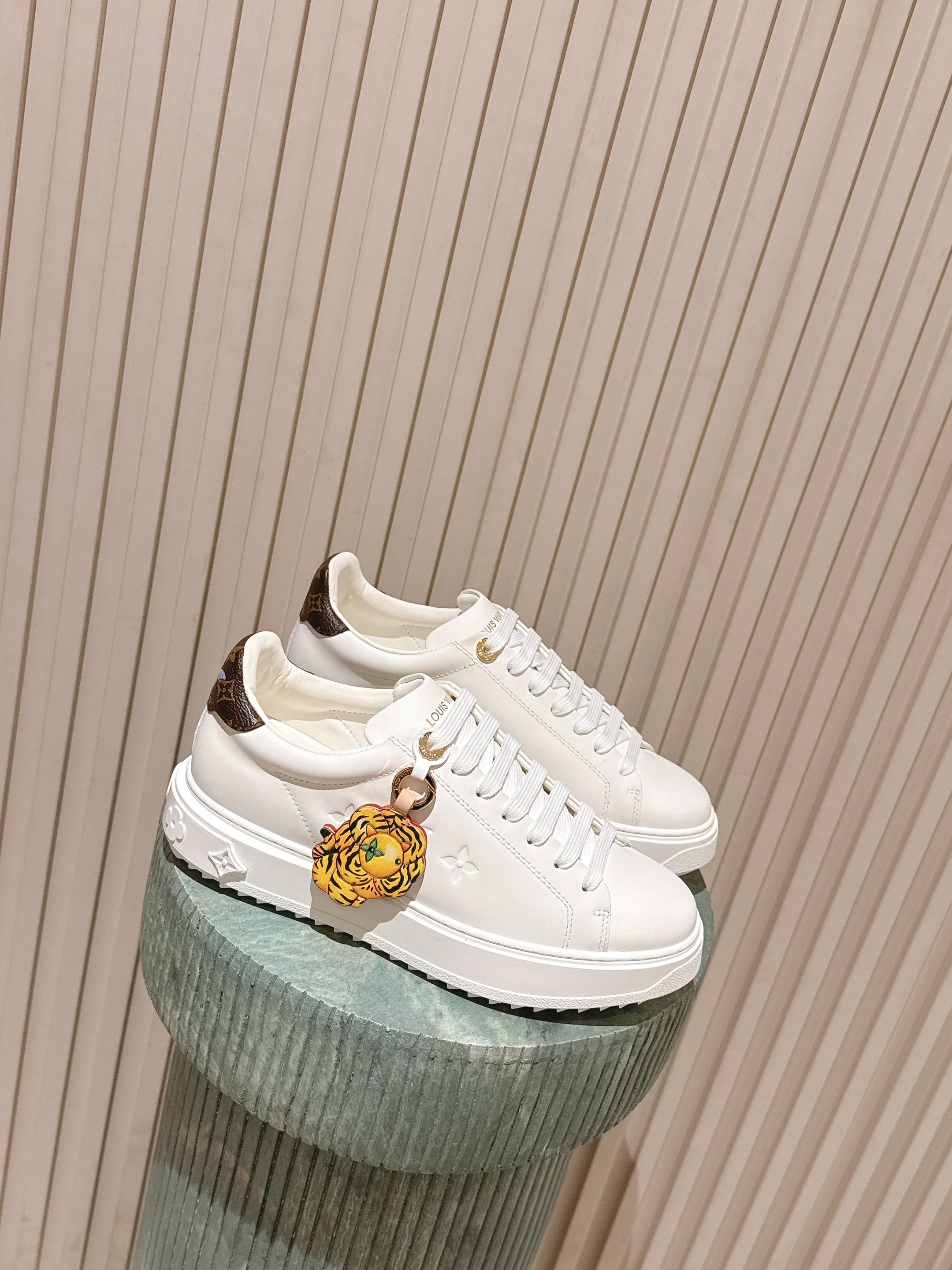 NO:679155,Top version::Louis vui...tton ss25 new arrival~ L's classic thick-soled sneakers 2026 spring and summer new version. The charms are too cute. This Time Out sneaker is made of calfskin, with a dazzling luster that illuminates the heart logo on the side. The inscribed eyelets and rear metallic leather trim are rich in details, and the thickened rubber outsole blooms with Monogram flowers. Top quality 35-41, casual shoes/sports shoes, louis  vuitton,louis vuitton,sneakers,cowhide19860909顶级版本::Louis vui……tton ss25 new arrival～ L家经典厚底运动鞋2026春夏新版面 挂饰也太可爱啦吧 本款Time Out 运动鞋取材小牛皮,以耀眼光泽点亮侧面心标识.铭纹孔眼和后部金属质感皮革饰边丰富细节,加厚橡胶外底绽放 Monogram 花卉. 顶级精品35-41,休闲鞋/运动鞋,louis vuitton,louis vuitton,sneakers,cowhide,Women's Shoes