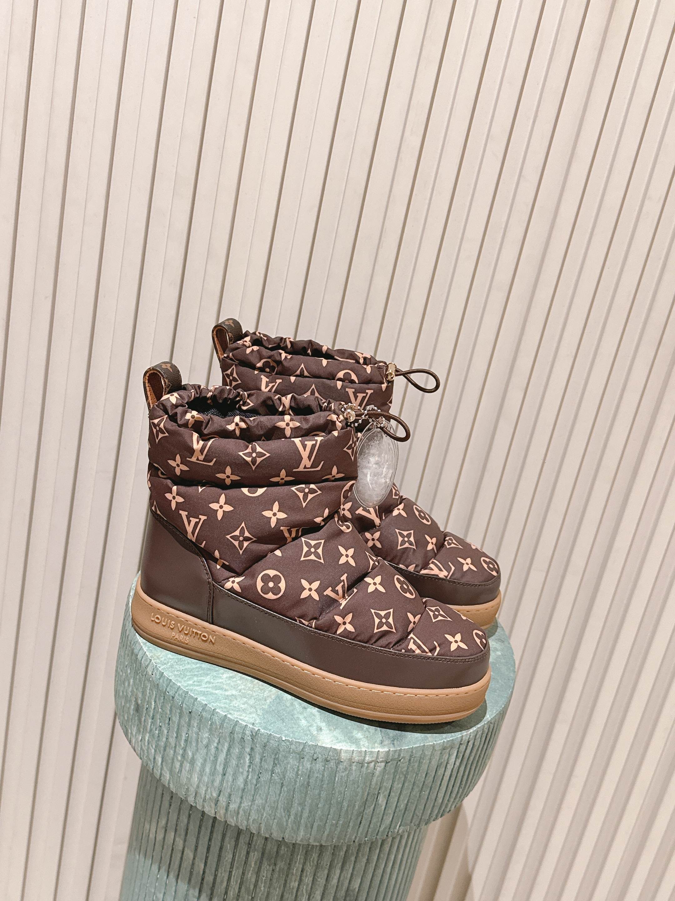 NO:679151,Top version: I*v Lujia classic autumn and winter pillow down snow boots. Are you still wearing bulky snow boots?  You might as well try this pair of down boots that show long and slim legs, a new interpretation of the concept of down. The bread-like texture of the upper is made of nylon. It is waterproof and windproof. The inner down filling + monogram pattern will keep your feet warm in the cold winter. Customized original foam anti-slip outsole. Ultra-lightweight design weighs 580 grams!  !  There is no weight-bearing feeling on the upper feet. Size: 35-39 (40 41 customized), snow boots, louis vuitton, louis vuitton, boots, down jacket19860909顶级版本:I*v驴家经典 秋冬 pillow羽绒雪地靴你还在穿着笨重雪地靴吗？ 不妨试试这双超显腿长腿细的羽绒靴将羽绒概念进行全新演绎 面包一样的质感鞋面是采用尼龙材质 具备防水防风功能 内里羽绒填充+ monogram图案让你的双脚在寒冷的冬季拥抱温暖 定制原版发泡防滑大底 超轻量化设计重量580克！！上脚没有任何的负重感 size:35-39（40 41定制),雪地靴,louis vuitton,louis vuitton,boots,down jacket,Women's Shoes