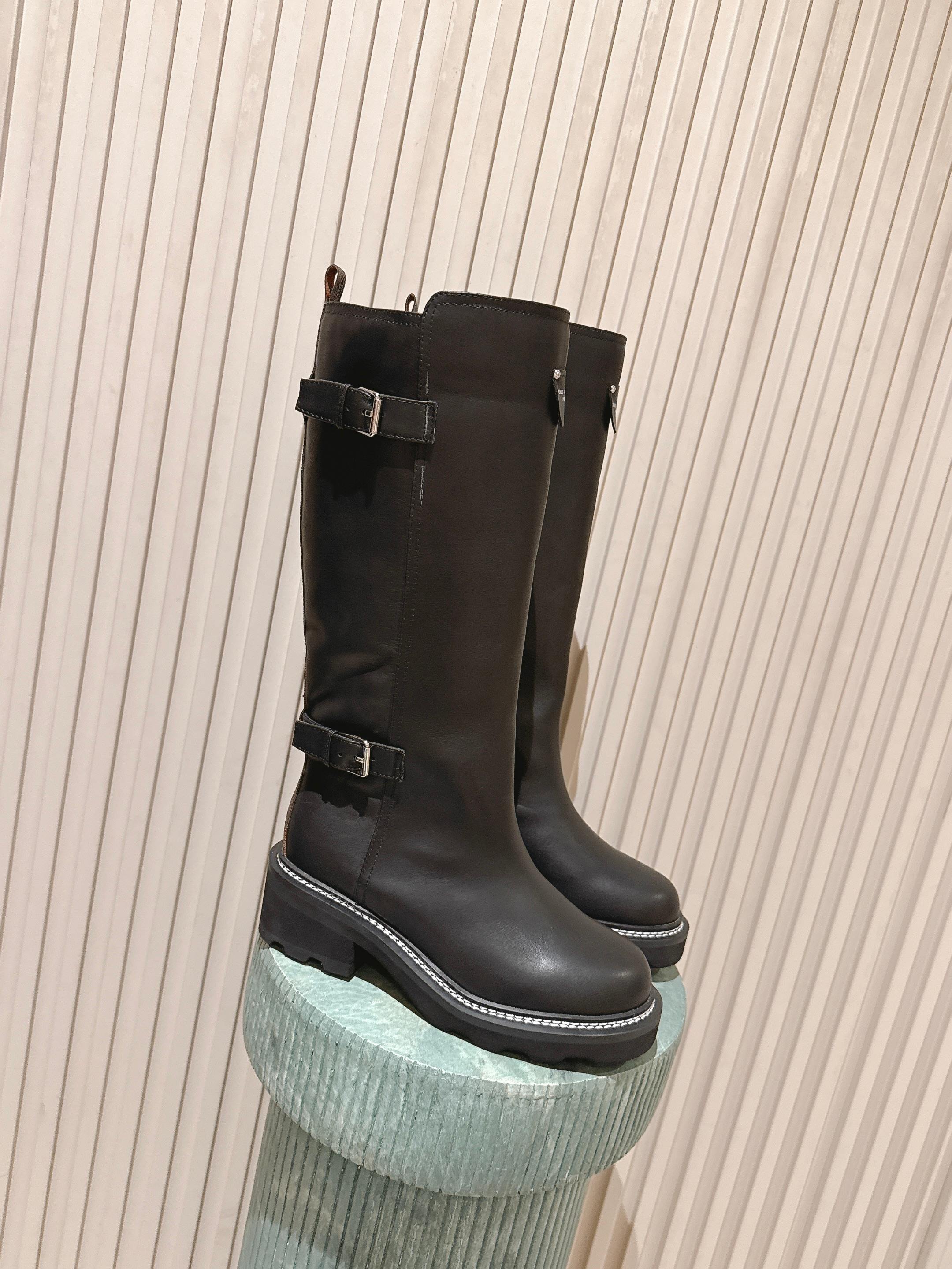 NO:679142,Top version Louis Vuitto Louis Vuitton LV Archlight classic Skate knight boots Your LV outfit to share today Louis Vuitton Original purchase and development Make goods Original purchase and development Make goods This LV Archlight sneaker is made of cow leather and has a fun configuration. The double laces are embellished with Louis Vuitton logo beads. The wide tongue and wavy outsole establish recognition, both decorated with the LV Circle logo. Fabric: Cowhide  Lining wool/breathable mesh soles original molded genuine Size: Women's 35-40 (40. Customized, non-refundable and non-exchangeable), boots, louis vuitton, louis vuitton, louis vuitton, louis vuitton, boots, sneakers, cowhide19860909顶级版本 Louis Vuitto路易斯威登LV驴牌Archlight经典Skate骑士靴你的LV穿搭今日分享 Louis Vuitton 原版购入开发 做货 原版购入开发 做货 本款 LV Archlight 运动鞋出自 以牛皮革裁成妙趣构型.双鞋带点缀路易威登标识串珠.宽大鞋舌和波浪形外底树立辨识度,二者均饰有 LV Circle 标识 面料: 牛皮 内里羊毛/透气网 鞋底原版开模正版 Size: 女款35-40（40.定制不退不换）,靴子,louis vuitton,louis vuitton,louis vuitton,louis vuitton,boots,sneakers,cowhide,Women's Shoes