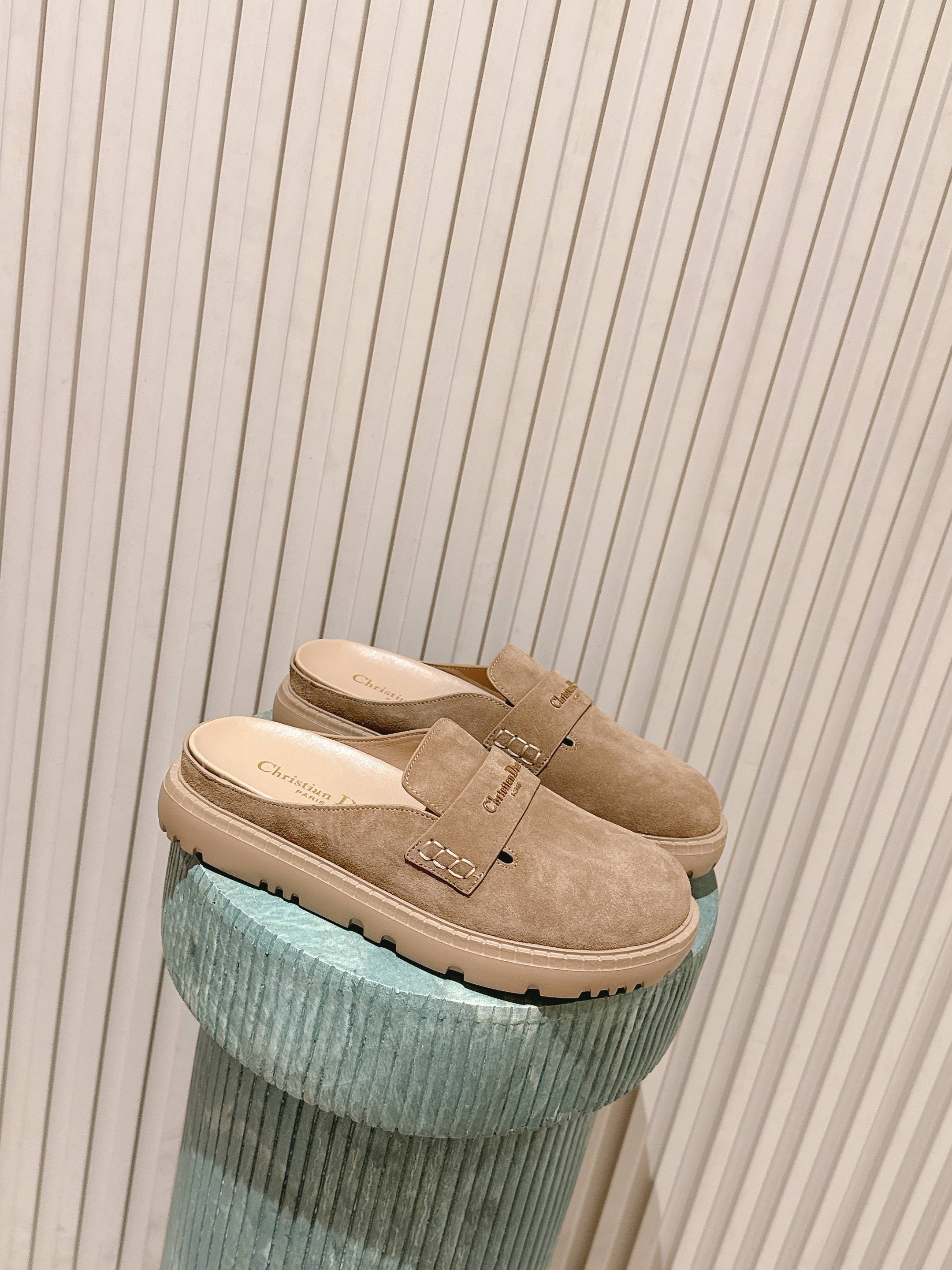 NO:679140,Top version DIOR Dior 25/ latest Boy Dilireba's same style flat slingback mule shoes bag toe slippers Dilireba airport Reuters went crazy!  DIOR Boy cow leather flat-soled slingback slippers, the beige color is gentle and elegant, perfectly interpreting the French relaxed feeling~ The simple toe design is classic and attractive, the slingback details add flexibility, the cow leather material is comfortable and versatile, and it can be matched with pants and skirts!  The spokesperson personally demonstrates how to wear slippers with a high-end feel. Sisters who want to get the secrets of the same style, hurry up!  Size: 35-41 (40.41 customized), half drag, dior, dior, slippers, skirts, cowhide19860909顶级版本 DIOR迪奥 25/ 最新 Boy 迪丽热巴同款 平底露跟 穆勒鞋 包头 拖鞋 迪丽热巴机场路透杀疯了！脚踩DIOR Boy牛皮革平底露跟拖鞋,米色温柔又大气,完美诠释法式松弛感～ 简约包头设计经典耐看,露跟细节增添灵动,牛皮革面料舒适百搭,搭配裤子、裙子都超可！代言人亲身示范,把拖鞋穿出高级感,想get同款显贵秘籍的姐妹赶紧冲！ Size: 35-41(40.41定做）,半拖,dior,dior,slippers,skirts,cowhide,Women's Shoes