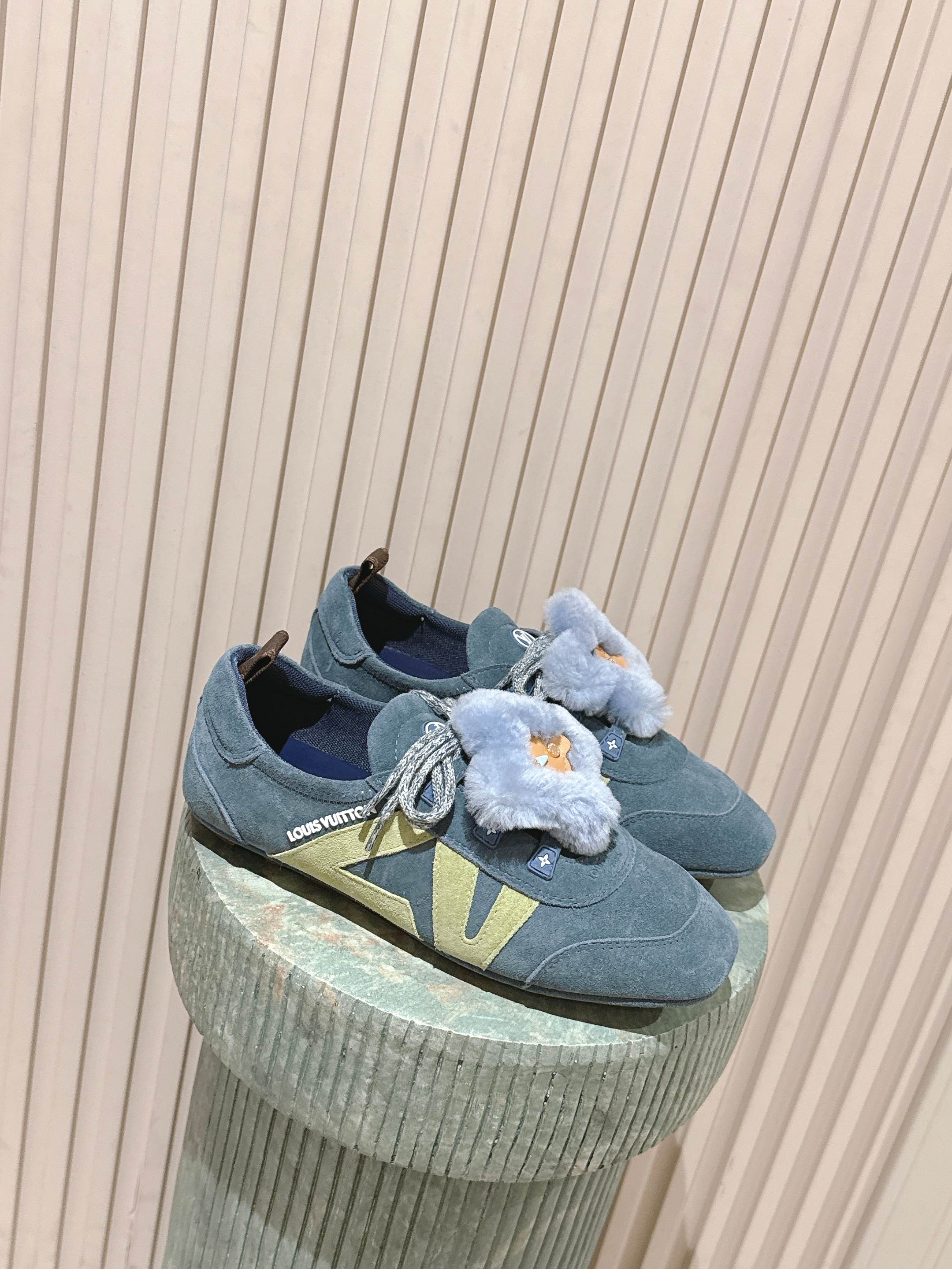 NO:679148,New colors for the top version: Louis Vuitton Sneakerina series ballet shoes, moral training shoes, flat shoes and casual shoes. This LV Sneakerina ballet sneaker is made of soft suede calfskin with a Sacchetto configuration, showing a wonderful fusion of sneakers and ballet shoes. The fluffy label on the laces reflects the humor of the brand mascot Vivienne. The lightweight injection-molded TPU outsole incorporates the brand's signature details.  Size 35～42 (41.42 customized), ballet shoes, louis vuitton, louis vuitton, flats, sneakers, cowhide19860909顶级版本新播色:Louis Vuitton Sneakerina系列芭蕾舞鞋 德训鞋 平底鞋休闲鞋  本款 LV Sneakerina 芭蕾运动鞋以柔软绒面牛皮革塑就 Sacchetto 构型,展现运动鞋和芭蕾舞鞋的美妙融合.鞋带处的蓬松标签映现品牌吉祥物 Vivienne 的诙谐意趣.轻盈注塑 TPU 外底融入品牌标志性细节. 码数35～42（41.42定做）,芭蕾舞鞋,louis vuitton,louis vuitton,flats,sneakers,cowhide,Women's Shoes