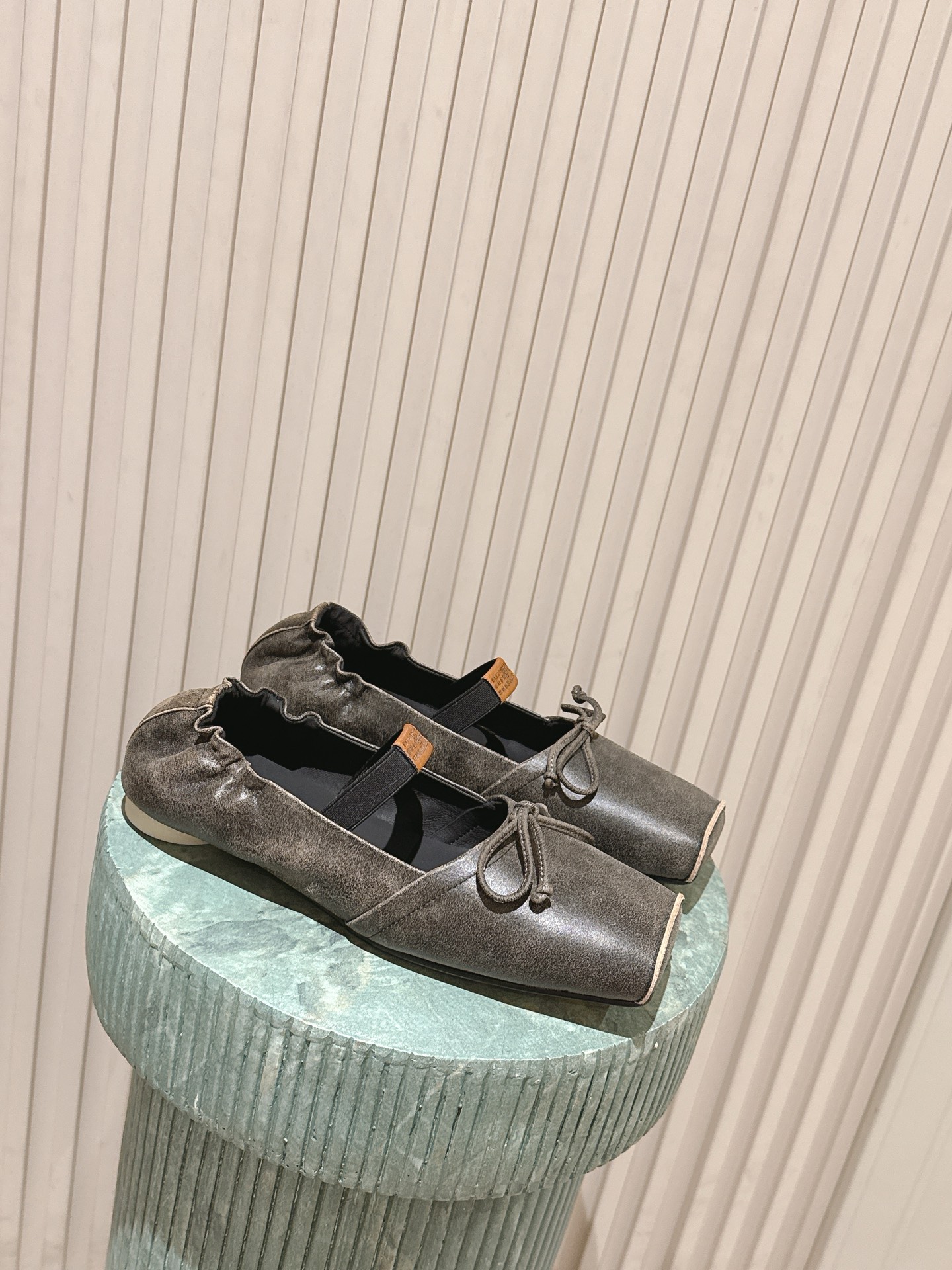 NO:679123,The top version of Maison Margiel's 26 spring and summer retro square toe stretch strap ballet shoes, high heels and sandals series adopts the brand's iconic sculptural silhouette that fits the shape of the foot. The upper is soft and has smooth lines, taking into account both fit and design. The square toe + ballet elements are combined with the classic square toe design to create a modern feel. It is paired with the upper bow decoration to reconstruct the elegant outline of the ballet shoes. At the same time, it is made into a mules back-sliding style, which is both casual and sophisticated.  There is the iconic white single-thread stitching on the heel, and the elastic strap of the shoe body has the MM6 digital logo, which is the key to brand recognition. The empty mule drag structure simplifies the way of putting on and taking off, combining the softness of ballet shoes with the casualness of mule shoes. The upper is made of retro burst cowhide, and the lining is silk sheepskin. The outsole is genuine leather. The high-heeled version is about 2 cm size.  : 35-41 yards (customized sizes 40 and 41 are non-refundable), ballet slippers, masion margiela, sandals, high heels, slippers, cowhide, sheepskin, Leather soles19860909顶级版本 Maison Margiel 26春夏款复古方头弹力带芭蕾鞋高跟鞋凉鞋系列 采用品牌标志性的贴合脚型的雕塑感轮廓,鞋面柔软且线条流畅,兼顾贴合度与设计感.方头+芭蕾元素融合经典方头设计打造现代感,搭配鞋面蝴蝶结装饰,重构芭蕾鞋的优雅轮廓,同时做穆勒拖的后空款式,兼具休闲与精致. 鞋后跟处有标志性的白色单线缝线,鞋身弹性带带有MM6数字标识,是品牌辨识度的关键.后空的穆勒拖结构,简化穿脱方式,将芭蕾鞋的柔美与穆勒鞋的随性结合. 鞋面复古爆裂牛皮 内里丝绸羊皮里 大底真皮大底 高跟款约2公分 size :35-41码（40、41码定制不退换）,拖鞋芭蕾舞鞋,masion margiela,sandals,high heels,slippers,cowhide,sheepskin,Leather soles,Women's Shoes