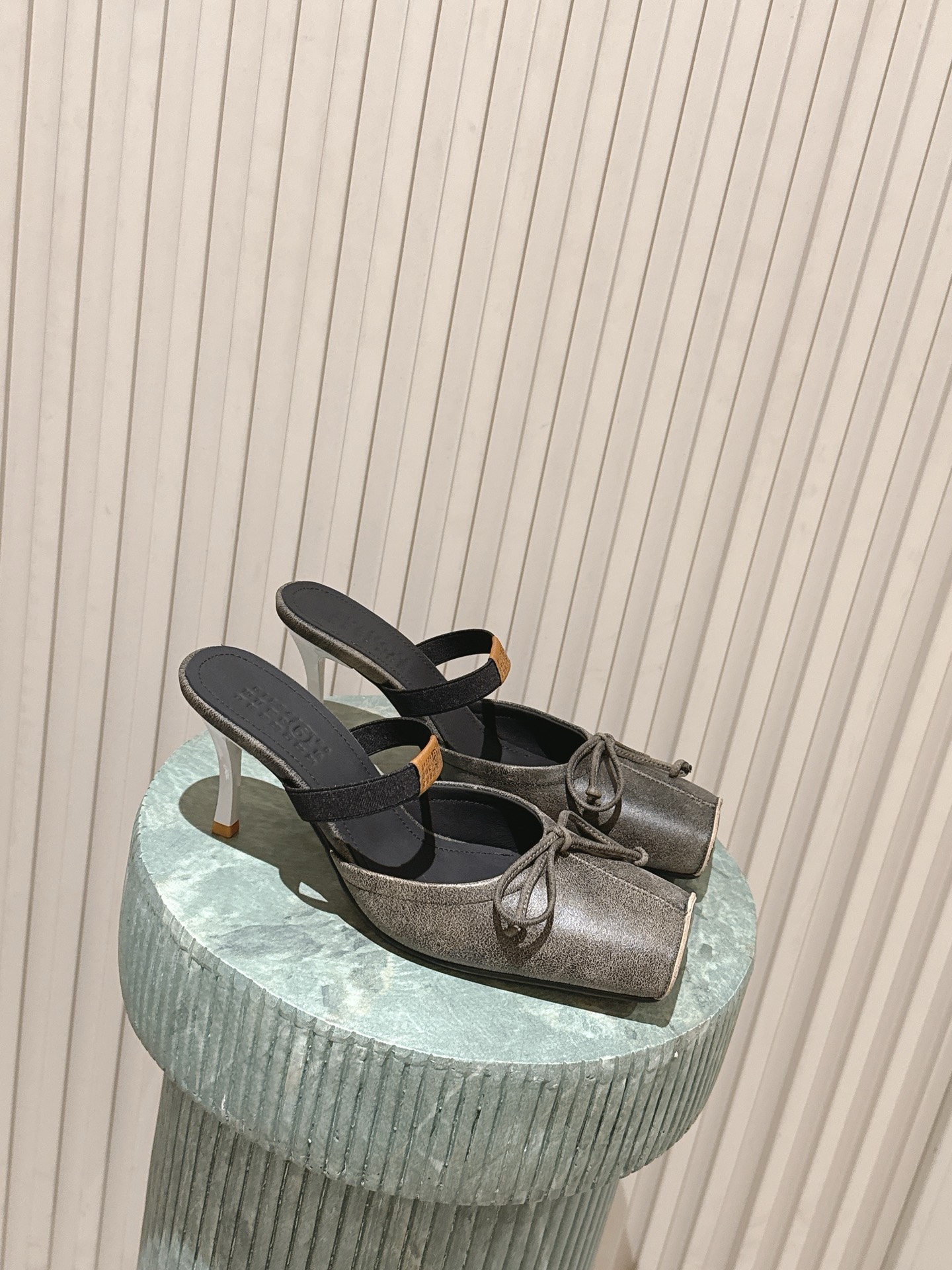 NO:679126,The top version of Maison Margiel's 26 spring and summer retro square toe stretch strap ballet shoes, high heels and sandals series adopts the brand's iconic sculptural silhouette that fits the shape of the foot. The upper is soft and has smooth lines, taking into account both fit and design. The square toe + ballet elements are combined with the classic square toe design to create a modern feel. It is paired with the upper bow decoration to reconstruct the elegant outline of the ballet shoes. At the same time, it is made into a mules back-sliding style, which is both casual and sophisticated.  There is the iconic white single-thread stitching on the heel, and the elastic strap of the shoe body has the MM6 number logo, which is the key to brand recognition. The empty mule drag structure simplifies the way of putting on and taking off, combining the softness of ballet shoes with the casualness of mule shoes. The upper is retro burst cowhide, the lining is silk sheepskin, the outsole is genuine leather, and the high-heeled model is about 8 cm size  : 35-41 yards (customized sizes 40 and 41 are non-refundable), ballet slippers, masion margiela, sandals, high heels, slippers, cowhide, sheepskin, Leather soles19860909顶级版本 Maison Margiel 26春夏款复古方头弹力带芭蕾鞋高跟鞋凉鞋系列 采用品牌标志性的贴合脚型的雕塑感轮廓,鞋面柔软且线条流畅,兼顾贴合度与设计感.方头+芭蕾元素融合经典方头设计打造现代感,搭配鞋面蝴蝶结装饰,重构芭蕾鞋的优雅轮廓,同时做穆勒拖的后空款式,兼具休闲与精致. 鞋后跟处有标志性的白色单线缝线,鞋身弹性带带有MM6数字标识,是品牌辨识度的关键.后空的穆勒拖结构,简化穿脱方式,将芭蕾鞋的柔美与穆勒鞋的随性结合. 鞋面复古爆裂牛皮 内里丝绸羊皮里 大底真皮大底 高跟款约8公分 size :35-41码（40、41码定制不退换）,拖鞋芭蕾舞鞋,masion margiela,sandals,high heels,slippers,cowhide,sheepskin,Leather soles,Women's Shoes