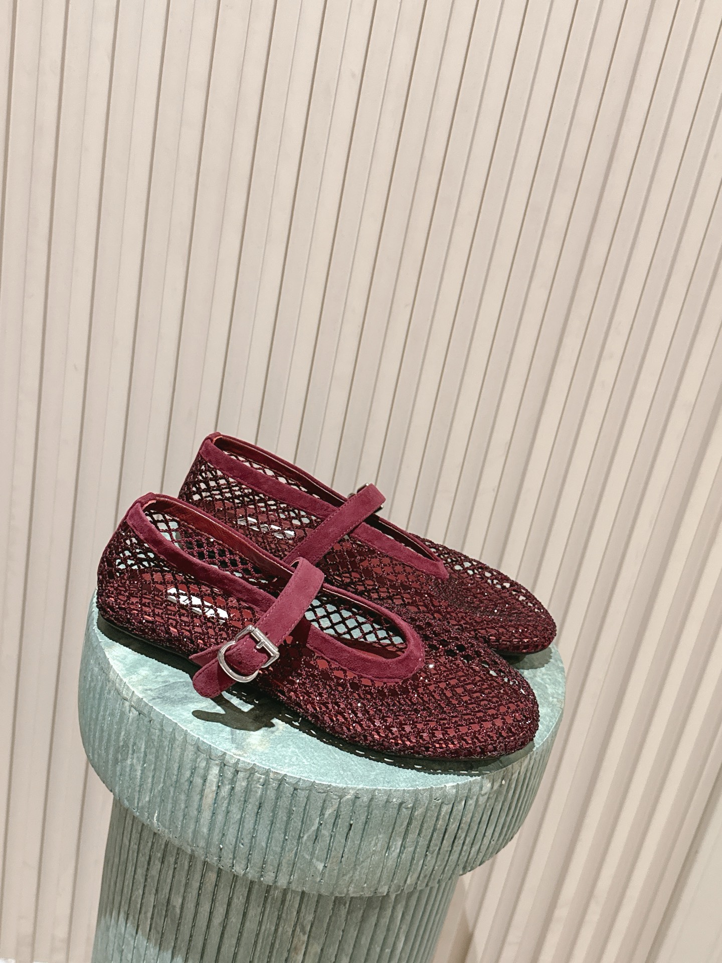 NO:750887,Top version, top version (with leather case) regular version: alaia 26c new arrival~ Fishing net series, a hot item, popular aesthetic nowadays. But it should be this year, this brand will probably be out of business after this year, so while it is hot, hurry up and be fashionable!  size 35-41,ballet shoes,alaia19860909顶级版本顶级（带皮盒）普通版本:alaia 26c new arrival～渔网系列 爆单品,时下流行审美.不过应该就今年吧,这牌子过了今年应该没戏,所以趁着有热度,赶紧时髦一把！ size 35-41,芭蕾舞鞋,alaia,Women's Shoes