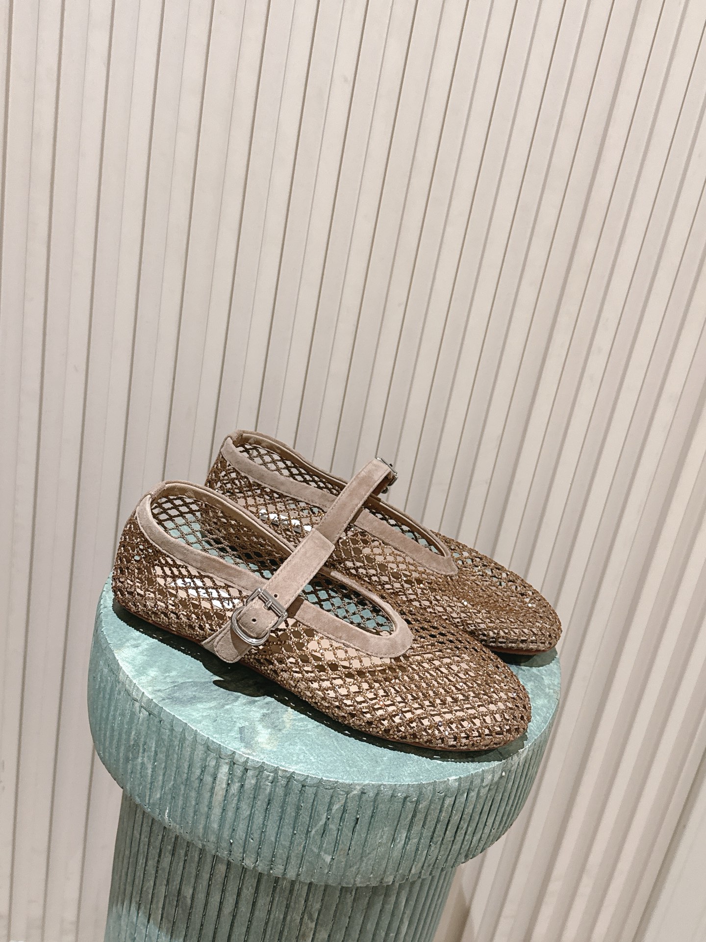 NO:679135,Top version: alaia 26c new arrival～Fishnet series is a popular item with popular aesthetics. But it should be this year. This brand will probably be out of business after this year, so while it is hot, hurry up and be fashionable!  size 35-41, single shoes, alaia19860909顶级版本:alaia 26c new arrival～渔网系列 爆单品,时下流行审美.不过应该就今年吧,这牌子过了今年应该没戏,所以趁着有热度,赶紧时髦一把！ size 35-41,单鞋,alaia,Women's Shoes