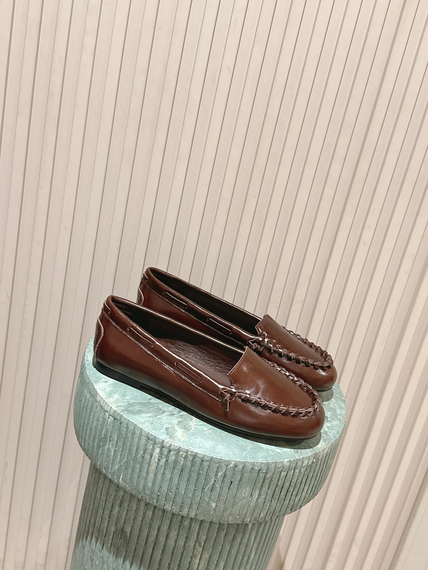 NO:679132,Top version of niche trendy brand UNFOLIO 26 spring and summer new product simple Mary Jane small leather shoes loafers!  ｜ Retro meets textured leather. It is a fashionable 'cheating tool' for commuters. Delicate suede and crisp leather are available in two materials. Hand-stitching outlines exquisite details. The slip-on design is suitable for all exquisite moments in a hurry - whether it is a smart suit or a retro dress. You can understand what 'lazy high-end' means when you put on your feet, allowing you to wear an effortless fashionable tone in daily life. The upper is imported calfskin/sheep suede.  Imported sheepskin lining for feet, original molded rubber outsole Size: 35-41 (40. Non-refundable), high heels, loafers, mary jane, high heels, skirts, business suit, cowhide, sheepskin, chamois leather19860909顶级版本 小众潮牌 UNFOLIO 26春夏新品简易玛丽珍小皮鞋乐福鞋单鞋！｜ 复古撞上质感皮革 是通勤族的时髦“作弊器” 细腻麂皮与挺括皮面双材质可选 手工缝线勾勒出精致细节 一脚蹬设计适配所有赶时间的精致时刻——不管是配西装的干练 还是搭裙装的复古 上脚就懂什么叫“慵懒高级感” 让你在日常里穿出不费力的时髦腔调 鞋面进口小牛皮/羊反绒 内里垫脚进口羊皮 原版开模橡胶大底 码数:35-41（40.定不退换）,高跟鞋,loafers,mary jane,high heels,skirts,business suit,cowhide,sheepskin,chamois leather,Women's Shoes