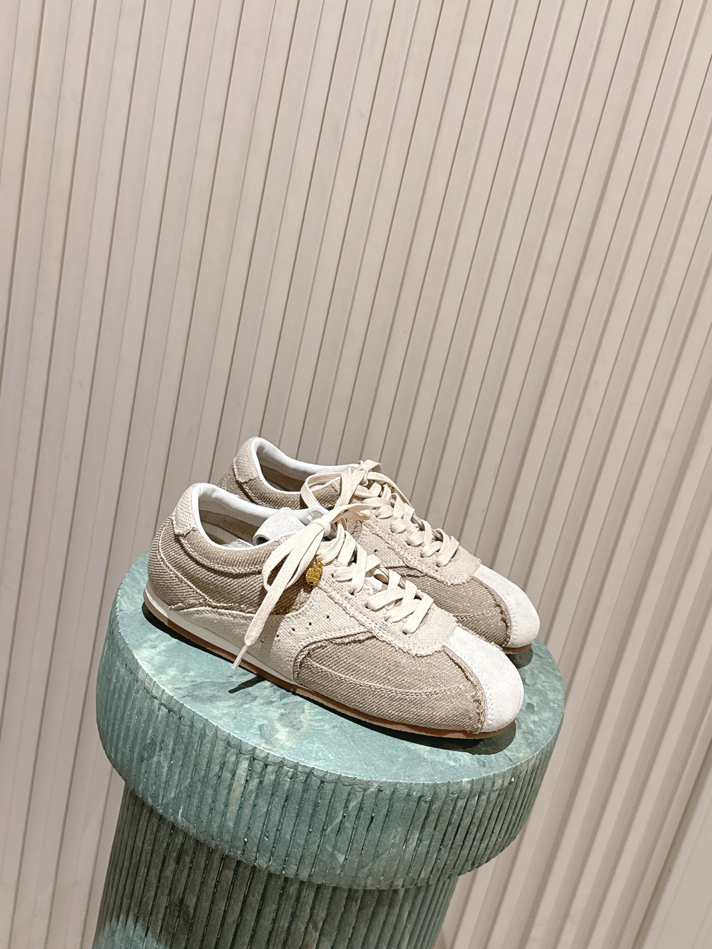 NO:679131,Top version UNFOLIO 26 new spring and summer lace-up casual shoes, moral training shoes, retro Forrest Gump shoes, sneakers, retro meets textured leather, a fashionable 'cheating device' for commuters. Delicate suede and stiff leather are available in two materials. Hand-stitching outlines exquisite details. The slip-on design is suitable for all exquisite moments in a hurry - whether it is smart with a suit or retro with a skirt. You can understand what 'lazy high-end' means when you put on your feet.  Let you wear an effortless fashionable style in your daily life. Upper calfskin/high-density canvas. Lining sheepskin. Open-molded rubber outsole. Size 35-39 (40. Customized, non-refundable). Loafers, loafers, sneakers, skirts, business suits, cowhide, sheepskin, chamois leather19860909顶级版本 UNFOLIO 26春夏新款 系带休闲鞋德训鞋复古阿甘鞋运动鞋 复古撞上质感皮革 是通勤族的时髦“作弊器” 细腻麂皮与挺括皮面双材质可选 手工缝线勾勒出精致细节 一脚蹬设计适配所有赶时间的精致时刻——不管是配西装的干练 还是搭裙装的复古 上脚就懂什么叫“慵懒高级感” 让你在日常里穿出不费力的时髦腔调 鞋面小牛皮/高密度帆布 内里垫脚羊皮 鞋底开模橡胶大底 码数35-39（40.定做不退换）,乐福鞋,loafers,sneakers,skirts,business suit,cowhide,sheepskin,chamois leather,Women's Shoes