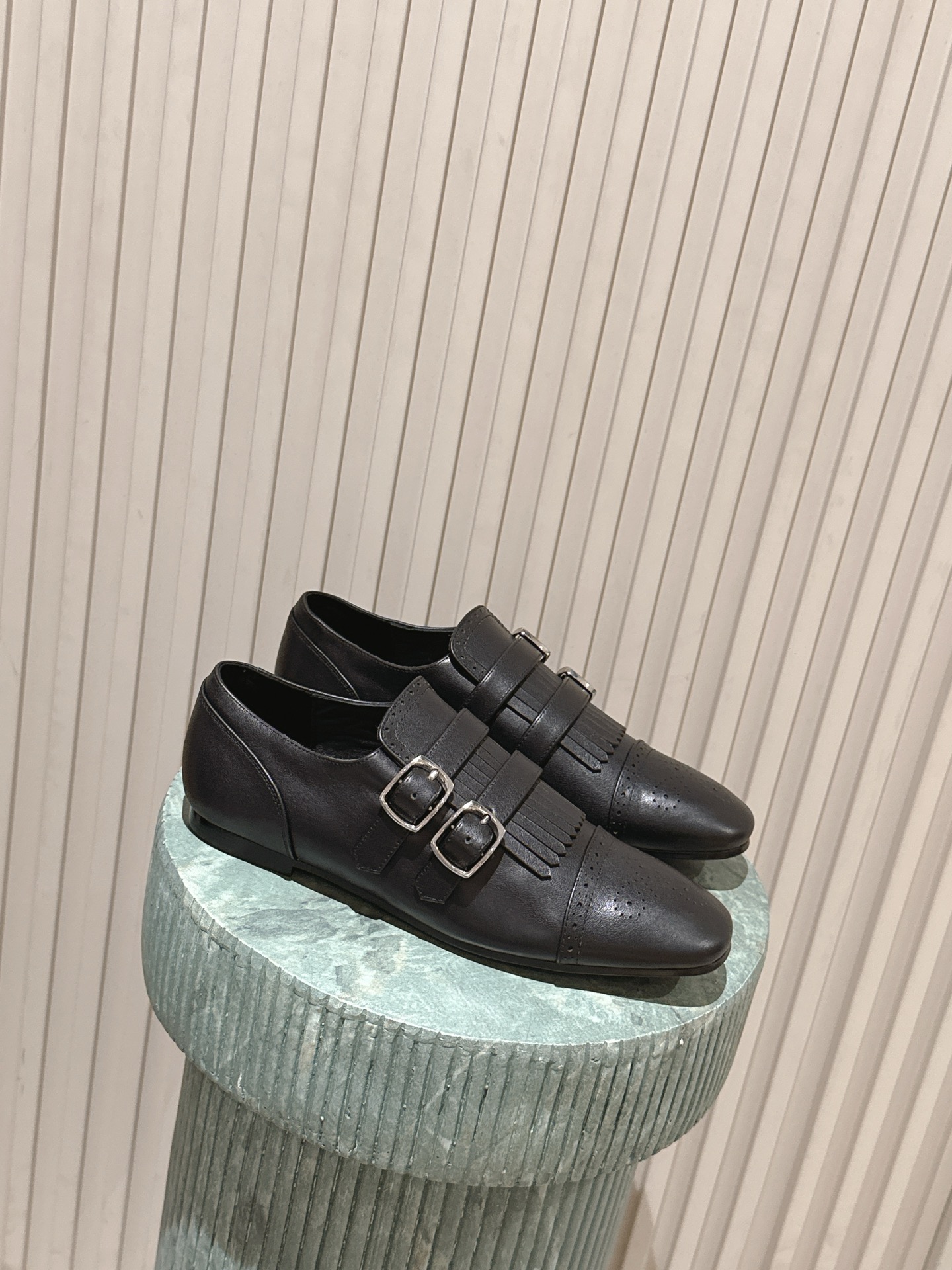 NO:679130,Top version HIDEMI 26 spring and summer new retro tassel buckle Monk shoes, Baroque loafers, carved small leather shoes, British retro, Baroque carved elements, beautiful and rustic!  Cool street!  Astonishing!  This is a brand that uses the best materials to create a minimalist style. The very careful craftsmanship has gained a large number of fans. They are light and comfortable, not heavy, soft and comfortable. They are classic commuter Mengke shoes. The seemingly simple craftsmanship is not simple at all. The uppers are hand-stitched and full and three-dimensional, not too much, not too little, just right. The texture of the whole pair of shoes is natural and three-dimensional, round and loose. The key is very light. It is a pleasure to put on the feet. It looks good with any clothes!  Cowhide upper, sheepskin lining, molded non-slip rubber outsole, size 35-39 (40. Customized, non-refundable), loafers, loafers, cowhide, sheepskin19860909顶级版本 HIDEMI 26春夏新款复古流苏搭扣孟克鞋巴洛克乐福鞋雕花小皮鞋 英伦复古、巴洛克雕花元素 又美又飒！酷炸街！惊为天人！ 这是一个用最好的材质来制作极简风的品牌,非常用心的工艺收获了一大波粉丝,轻盈自在不厚重,柔软舒适 经典通勤的孟克鞋～看似简约工艺确一点也不简单,鞋面手工缝制 饱满立体,不多不少刚刚好,视觉及其舒服,整双鞋子天然生成的纹理自然而又立体,圆润宽松,关键很轻,上脚是享受,搭配任何衣服都好看！ 鞋面牛皮 内里垫脚羊皮 鞋底开模防滑橡胶大底 码数35-39（40.定做不退换）,乐福鞋,loafers,cowhide,sheepskin,Women's Shoes