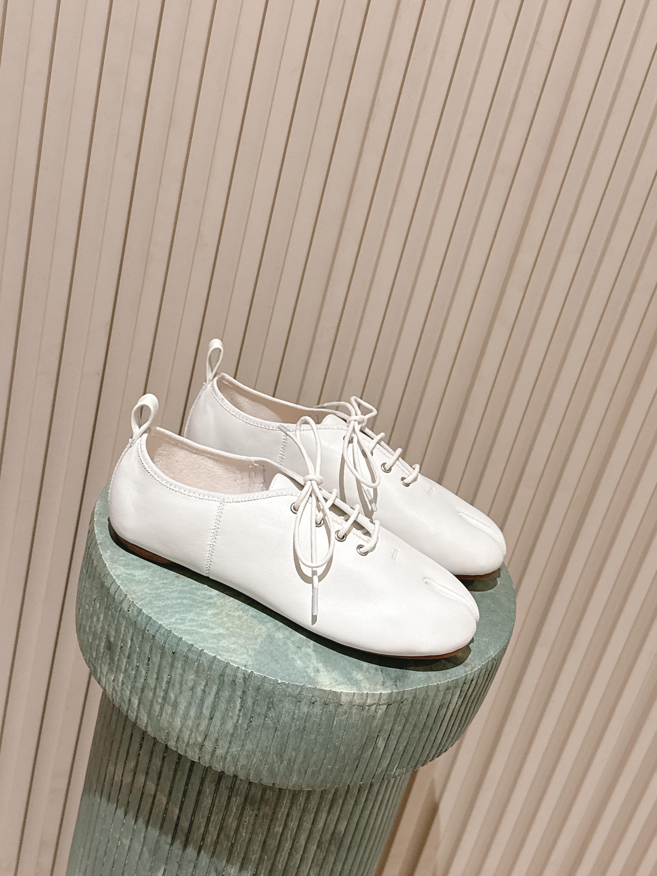 NO:679120,Top version: Maison Margiela丨MM6 Margiela 25ss new split-toe shoes, ballet shoes, original molded double-layer leather soles, original lasted shoes are very generous, easy to match with various styles, the gospel of short legs, the upper body instantly becomes longer legs, the upper feet are not constrained by convention, do whatever you want ~ Fried chicken on the feet is soft and comfortable, imported sheepskin upper, original sheepskin lining, original Italian double-layer leather sole, heel Size:  35-40 (40 customized, non-refundable), split-toe shoes, masion margiela, masion margiela, sheepskin19860909顶级版本:Maison Margiela丨MM6马吉拉25ss新款分趾鞋 芭蕾舞鞋 原版开模双层真皮鞋底 原版套楦鞋型很大方 搭配各种风格都 轻松驾驭 小短腿的福音 上身瞬间秒变大长腿 上脚不被常规所拘束,随心所欲做自己～上脚炒鸡柔软舒适 鞋面进口羊皮 内里原版羊皮 大底原版意大利双层真皮底跟 Size: 35-40（40定制不退换）,分趾鞋,masion margiela,masion margiela,sheepskin,Women's Shoes