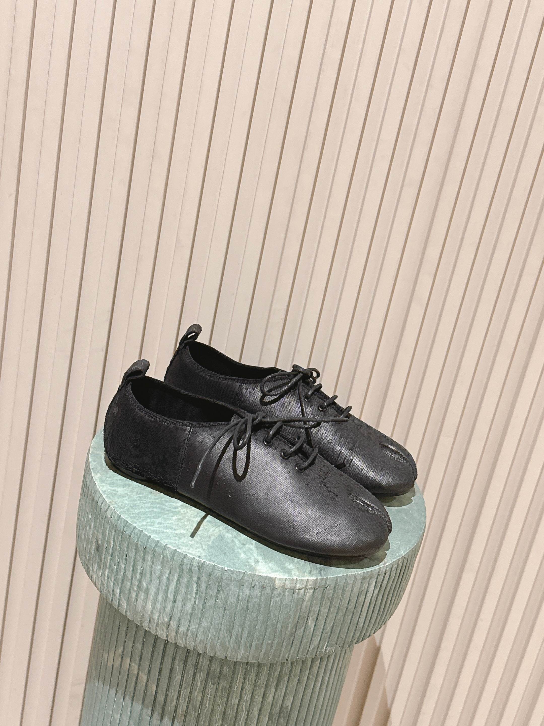 NO:679121,The top version of leather cutting: Maison Margiela丨MM6 Margiela 25ss new split-toe shoes, ballet shoes, original open-molded double-layer leather soles, original set-lasted shoes are very generous, and can be easily matched with various styles. The gospel of short legs, the upper body instantly becomes longer legs, the upper feet are not constrained by conventions, do whatever you want ~ Fried chicken on the feet is soft and comfortable, imported sheepskin upper, original sheepskin lining, original Italian double-layer leather sole, heel Size:  35-40 (40 customized, non-refundable), split-toe shoes, masion margiela, masion margiela, sheepskin19860909顶级版本刀割皮:Maison Margiela丨MM6马吉拉25ss新款分趾鞋 芭蕾舞鞋 原版开模双层真皮鞋底 原版套楦鞋型很大方 搭配各种风格都 轻松驾驭 小短腿的福音 上身瞬间秒变大长腿 上脚不被常规所拘束,随心所欲做自己～上脚炒鸡柔软舒适 鞋面进口羊皮 内里原版羊皮 大底原版意大利双层真皮底跟 Size: 35-40（40定制不退换）,分趾鞋,masion margiela,masion margiela,sheepskin,Women's Shoes