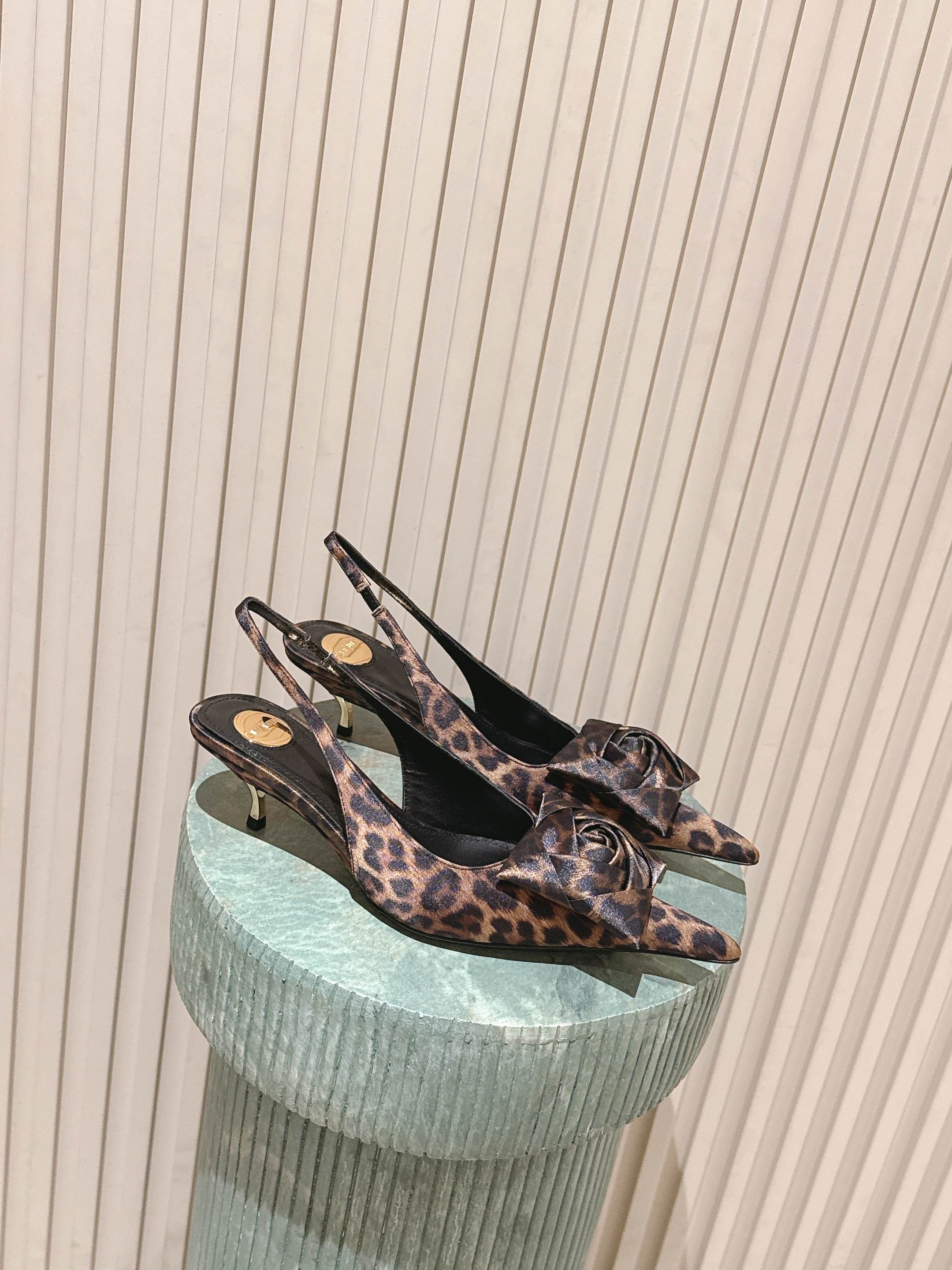 NO:679118,Top version: Saint Lauren* YSL26 early spring new pointed-toe butterfly flower high-heeled sandals YSL catwalk high-heeled sandals. Paired with various small skirts, you don't have to pick the shape of your feet at all. The transparent flowers show a illusion of color under the light. It is really too beautiful. The whiteness of the upper feet makes people look up!  The delicate crystal chain embellishes the delicate lines of the ankle, releasing infinite elegance. Explore more high-heeled shoes!  The upper is made of imported silk, lining sheepskin, Italian genuine leather outsole, heel height 5cm Size: 35-39 (34 40 customization is not returnable), sandals, saint laurent, saint laurent, sandals, high heels, skirts, sheepskin, real silk, Leather soles19860909顶级版本:Saint Lauren* YSL26早春新品尖头蝴蝶花朵高跟凉鞋 Ysl走秀款高跟鞋 各种小裙子搭配起来 完全不挑脚型哦 通透的花朵在光线的照耀下呈现幻彩 真的美的过分 上脚显白的让人上头！细巧水晶链饰点亮脚踝纤雅线条 释放无限优雅魅力 探索更多臻选高跟鞋！ 鞋面采用进口真丝,内里羊皮,意大利真皮大底 跟高5cm Size:35-39（34 40定制不退换）,凉鞋,saint laurent,saint laurent,sandals,high heels,skirts,sheepskin,real silk,Leather soles,Women's Shoes