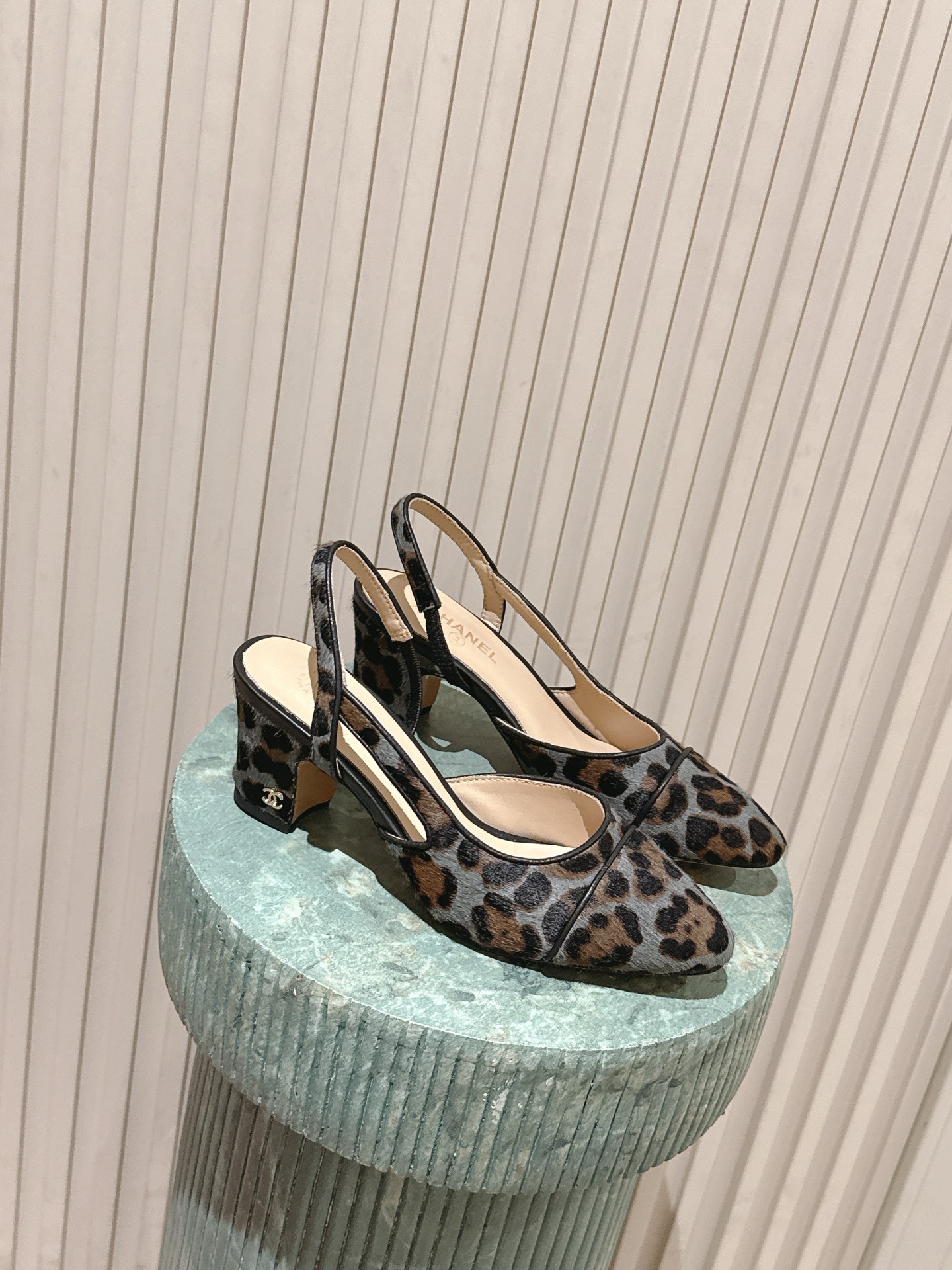 NO:669442,Top version: Chanel design comes with high-gloss horse hair thick heel sandals, a must-have luxury brand for spring and summer 26!  You can’t hide the sophistication of Xiaoxiangfeng~ It’s casual but not casual, refined and not exaggerated. It can be worn for daily commuting and weekend dates. It is light and unburdened on the feet. The details are full of ingenuity. It supports the fashionable and sophisticated summer atmosphere. Fabric: Horsehair and sheepskin lining. Size 35-40 (41 and 42 are custom-made and cannot be returned or exchanged). Heel height 6.5cm  Outsole: Italian leather outsole, sandals, chanel, sandals, sheepskin, Leather soles19860909顶级版本:Chanel设计自带高光马毛粗跟凉鞋,26春夏必备奢牌！小香风的精致感藏都藏不住～ 休闲不随意,精致不浮夸,日常通勤、周末约会都能穿,上脚轻盈无负担,细节处尽显匠心,时髦精的夏日氛围感全靠它撑场 面料:马毛羊皮内里 码数35-40码（41、42订做不退换） 跟高6.5cm 大底:意大利真皮大底,凉鞋,chanel,sandals,sheepskin,Leather soles,Women's Shoes