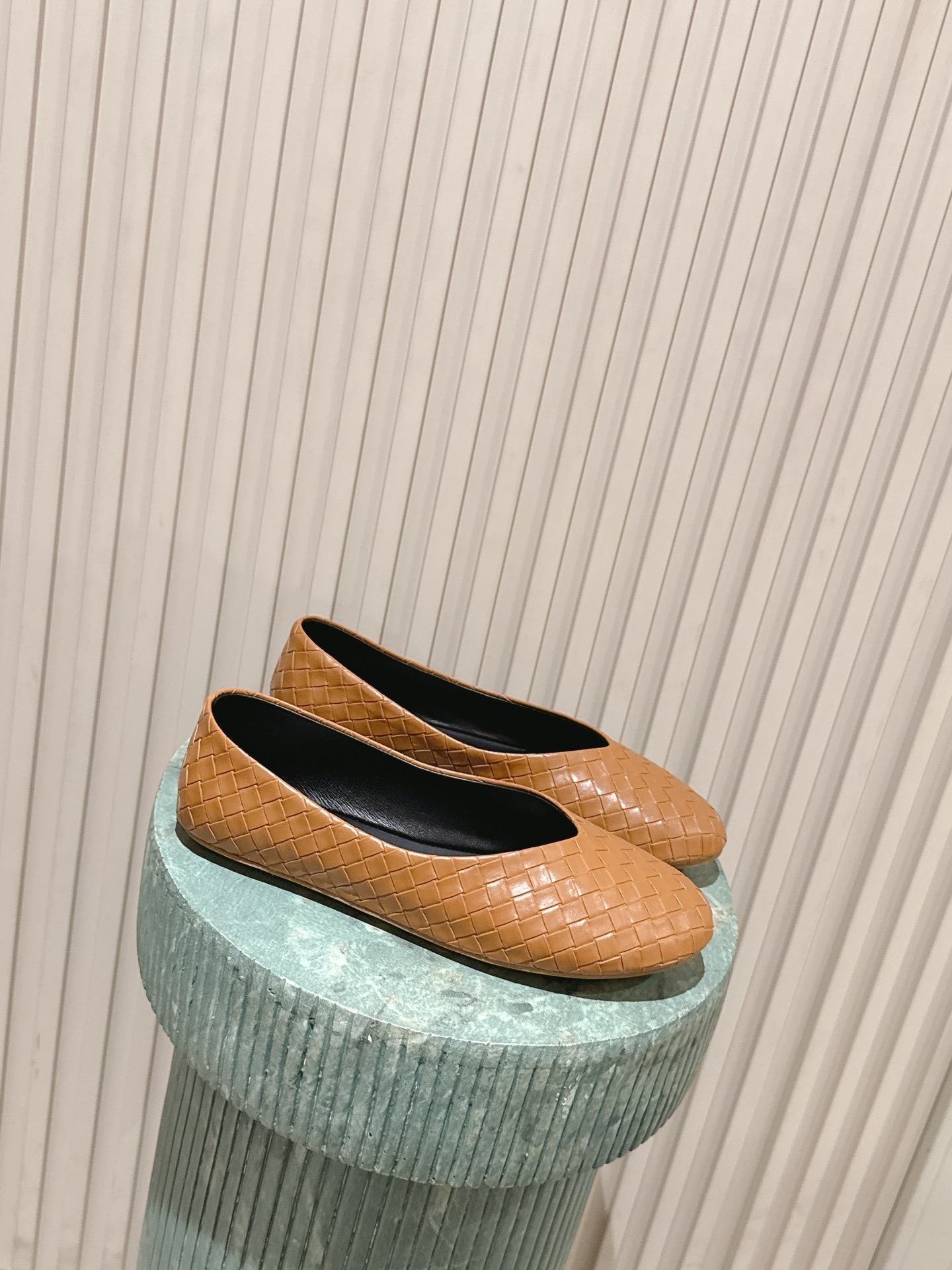 NO:669437,Top version: the row 26 spring style woven surface granny shoes single shoes. The woven embossing makes the originally monotonous granny shoes exquisite and elegant. The retro woven design not only reveals a literary style, but is also super versatile, whether it is commuting or leisure, you can easily hold it!  It’s convenient to just push on, and the flat-bottom design is so comfortable that you won’t feel tired even if you’re shopping all day long!  Retro and fashion coexist. Leather woven, sheepskin lining, genuine leather outsole 35-39.40.41, single shoes, sheepskin, Leather soles19860909顶级版本 :the row 26春款 编织面奶奶鞋 单鞋 编织压纹让原本单调的奶奶鞋精致又高雅 复古编织设计,不仅透着一股文艺范儿,还超级百搭,无论是通勤或休闲,都能轻松hold住！一脚蹬的便利,平底设计更是舒适到飞起,逛街一整天都不累脚！复古与时尚并存.皮面编织,羊皮内里 真皮大底35-39.40.41定,单鞋,sheepskin,Leather soles,Women's Shoes