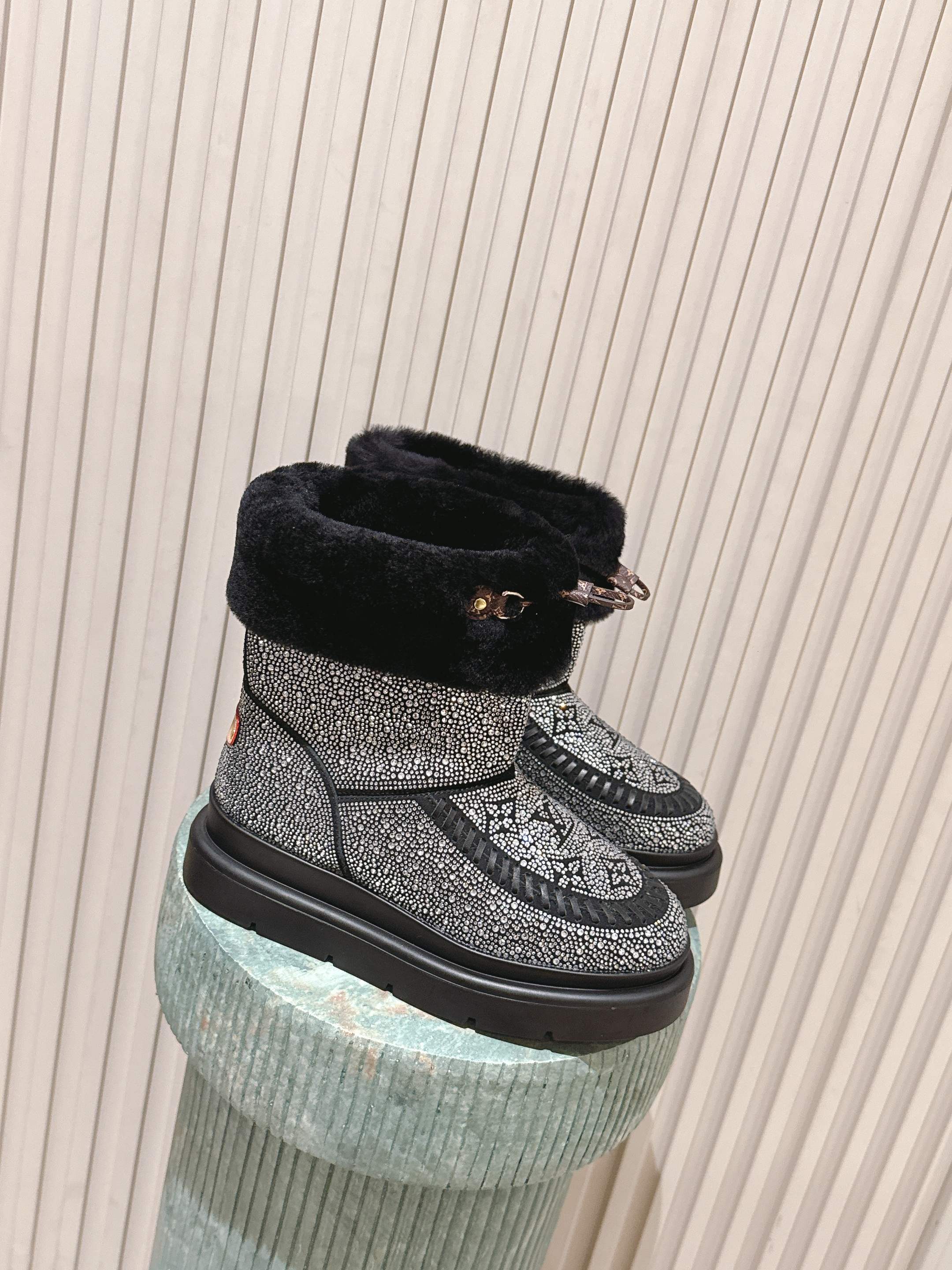 NO:669410,Top version LOUIS VUITTON 25/ Autumn and winter hot model SKI ski series Cortina thick-soled snow boots LV winter ski series Monogram snow boots, highly recognizable! The lining is soft sheepskin, which has perfect thermal insulation properties. The thick rubber soles are non-slip and are about 6cm taller. They are perfect for cold weather and are easy to put on and take off. They are fashionable with jeans or down jackets, comfortable and practical. They are a must-have item for winter travel! Fabric: cow suede/hot rhinestone, original wool lining, original molded outsole, Size#35-41 (40.41 custom-made, non-refundable), snow boots, louis vuitton, louis vuitton, boots, jeans, down jacket, sheepskin19860909顶级版本 LOUIS VUITTON 25/ 秋冬爆款 SKI滑雪系列 Cortina 厚底 雪地靴 LV冬季滑雪系列Monogram雪地靴,辦识度超高！内里柔软羊皮毛,保暖力满分,厚底橡胶鞋底防滑又增高约6cm,超适合寒冷天气穿,穿脱方便,搭配牛仔裤或羽绒服都很时髦,舒适又实用,是冬季出行必备单品！ 面料牛反绒/烫钻 内里原版羊毛里 鞋底原版开模大底 Size#35-41（40.41订做不退换）,雪地靴,louis vuitton,louis vuitton,boots,jeans,down jacket,sheepskin,Women's Shoes