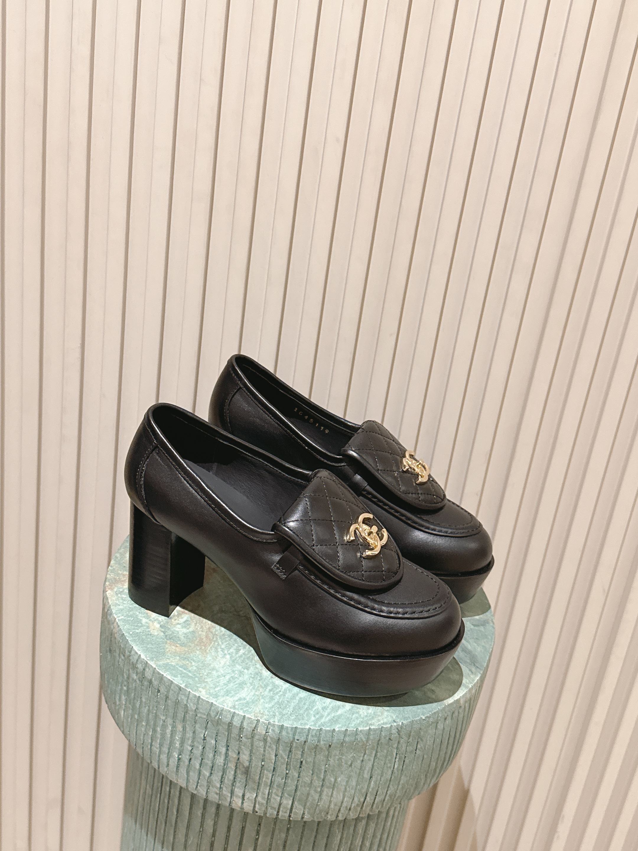 NO:669413,Top version: Chane*26ss retro school bag gold buckle loafers. The upper has the iconic double C metal buckle, which is Chanel's classic logo and is highly recognizable. It is made of high-quality leather and has diamond quilting technology on the surface. This is also one of Chanel's classic elements, showing a refined texture.  It is a loafer style, with a slip-on design that is easy to put on and take off. The shoe shape is simple and elegant, both elegant and retro. It can be paired with a skirt to create an elegant French style, or it can be combined with trousers to create a simple and capable commuting style. It is a fashionable and practical item. The upper is cowhide, the lining is sheepskin, and the outsole is genuine leather. The height is increased by 5.5cm and the heel is about 7CM.  size 35-41 (customized sizes 40-41 are not returnable), loafers, high heels, chanel, chanel, loafers, high heels, skirts, cowhide, sheepskin, Leather soles19860909顶级版本:Chane*26ss 复古书包金扣乐福鞋 鞋面上有标志性的双C金属扣,这是香奈儿的经典标识,极具辨识度.采用优质皮革制作,表面有菱格纹绗缝工艺,这也是香奈儿的经典元素之一,呈现出精致的质感. 属于乐福鞋款式,一脚蹬设计方便穿脱,鞋型简约大方,兼具优雅与复古.可搭配裙装打造优雅的法式风格,也能与裤装组合出简约干练的通勤风格,是兼具时尚与实用性的单品. 鞋面牛皮 内里羊皮里 大底真皮大底 增高5.5cm 跟跟约7CM size35-41码（40-41码定制不退换）,乐福鞋高跟鞋,chanel,chanel,loafers,high heels,skirts,cowhide,sheepskin,Leather soles,Women's Shoes