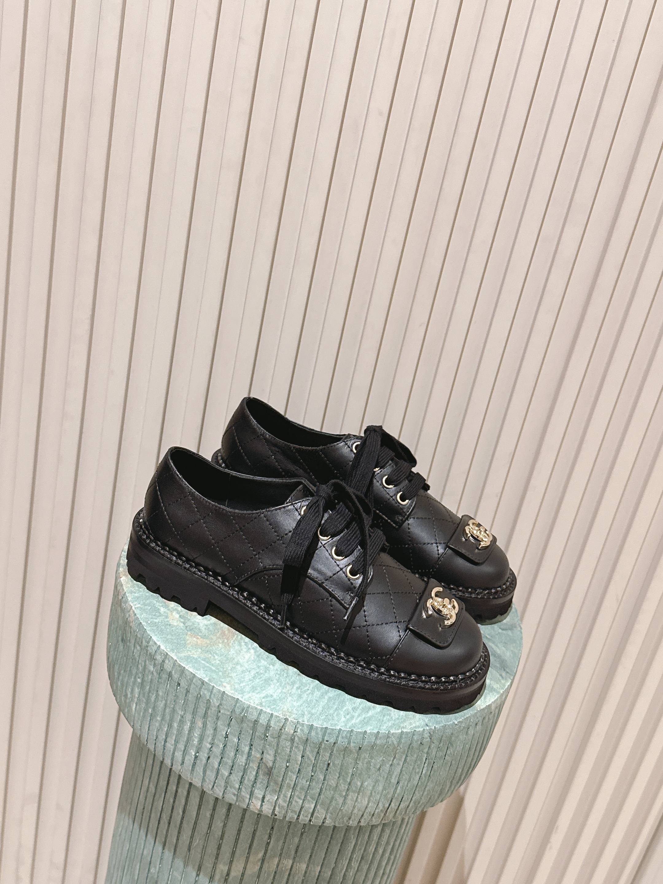 NO:669418,Top version: *26 counter [authentic grade] new autumn style small fragrant style loafers for women, thick-soled British-style rhombus lace, versatile casual small leather shoes, perfect whether paired with trousers or skirts. The small round head design is good for modifying the foot shape. A must-have for little fairies, Chanel rhombus thick-soled loafers!  Girls with charming temperament on their feet!  Material: Imported calf leather Heel height 2cm Outsole: Original combination outsole Size 35-41 (40.41 customized), loafers, chanel, loafers, skirts, cowhide19860909顶级版本:*26 专柜【正品级】秋季新款小香风乐福鞋女厚底英伦风菱格系带百搭休闲小皮鞋 无论搭配裤装还是裙装都是完美 小圆头的设计很好的修饰脚型 小仙女们必备 香奈儿菱格厚底乐福鞋！上脚迷人气质女孩 ！ 材质:进口小牛皮 跟高2cm 大底:原版组合大底 码数35-41（40.41定做）,乐福鞋,chanel,loafers,skirts,cowhide,Women's Shoes