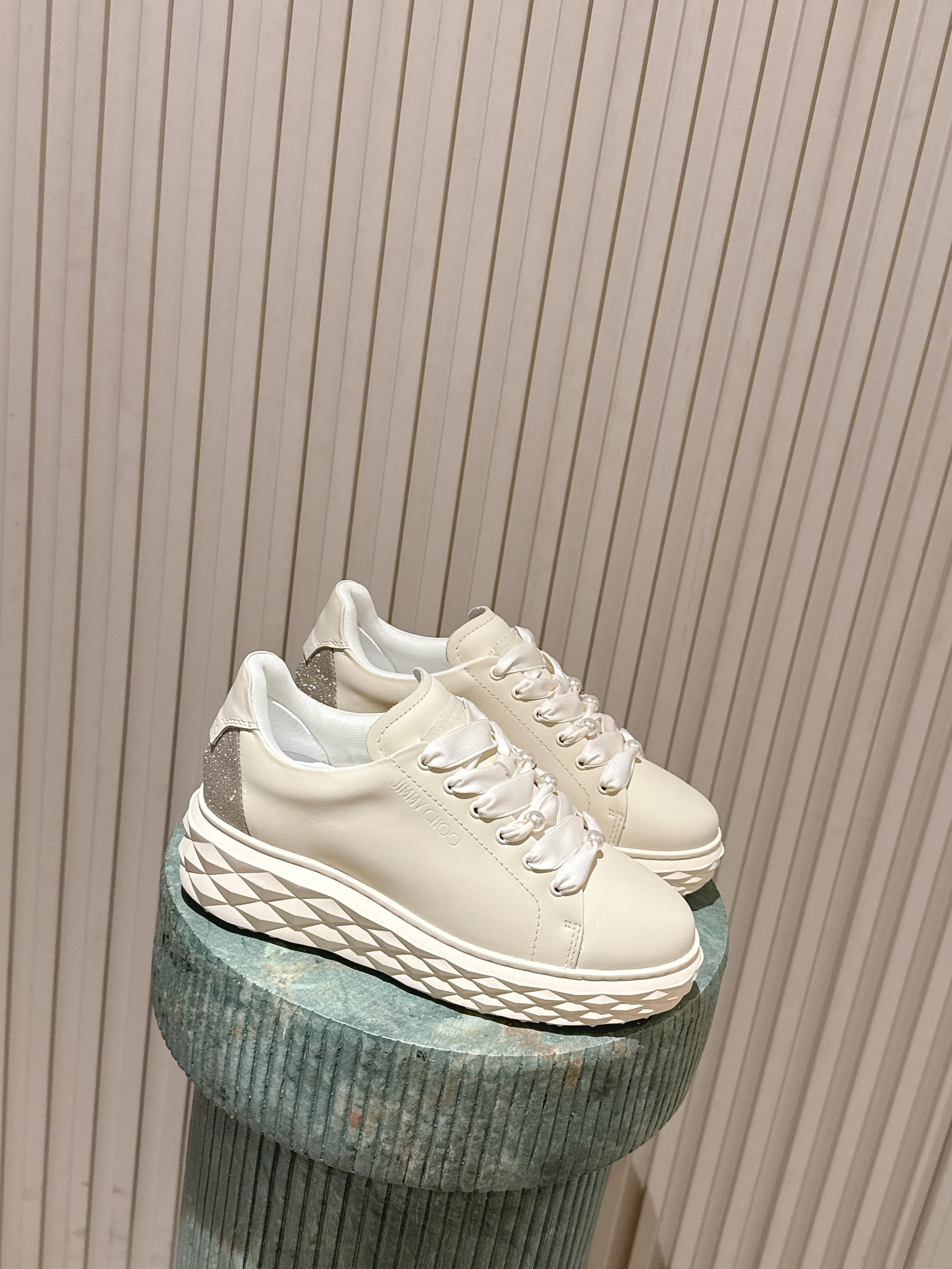 NO:669432,The top version of the new JIMMY CHOO, exclusively sold, the original large-soled casual white shoes, designed with the latest technology, with a strong three-dimensional effect and the integration of multiple technologies, subverting fashion, super stylish!  The combination is super beautiful. The original one-to-one pearl design style is beautiful and has unique advantages. It is versatile and trendy, and can be salty or sweet!  New layout Size35-40 (40 customized), casual shoes/sports shoes, jimmy choo, jimmy choo, sneakers19860909顶级版本 新款吉米周 JIMMY CHOO ,独家发售,原版大底休闲小白鞋,采用最新工艺设计,立体感强多种工艺融合一起,颠覆时尚,超级有型！搭配超美.原版一比一珍珠设计风格,好看又独特优势, 百搭又潮流,可盐可甜！新版面 Size35-40（40定做）,休闲鞋/运动鞋,jimmy choo,jimmy choo,sneakers,Women's Shoes