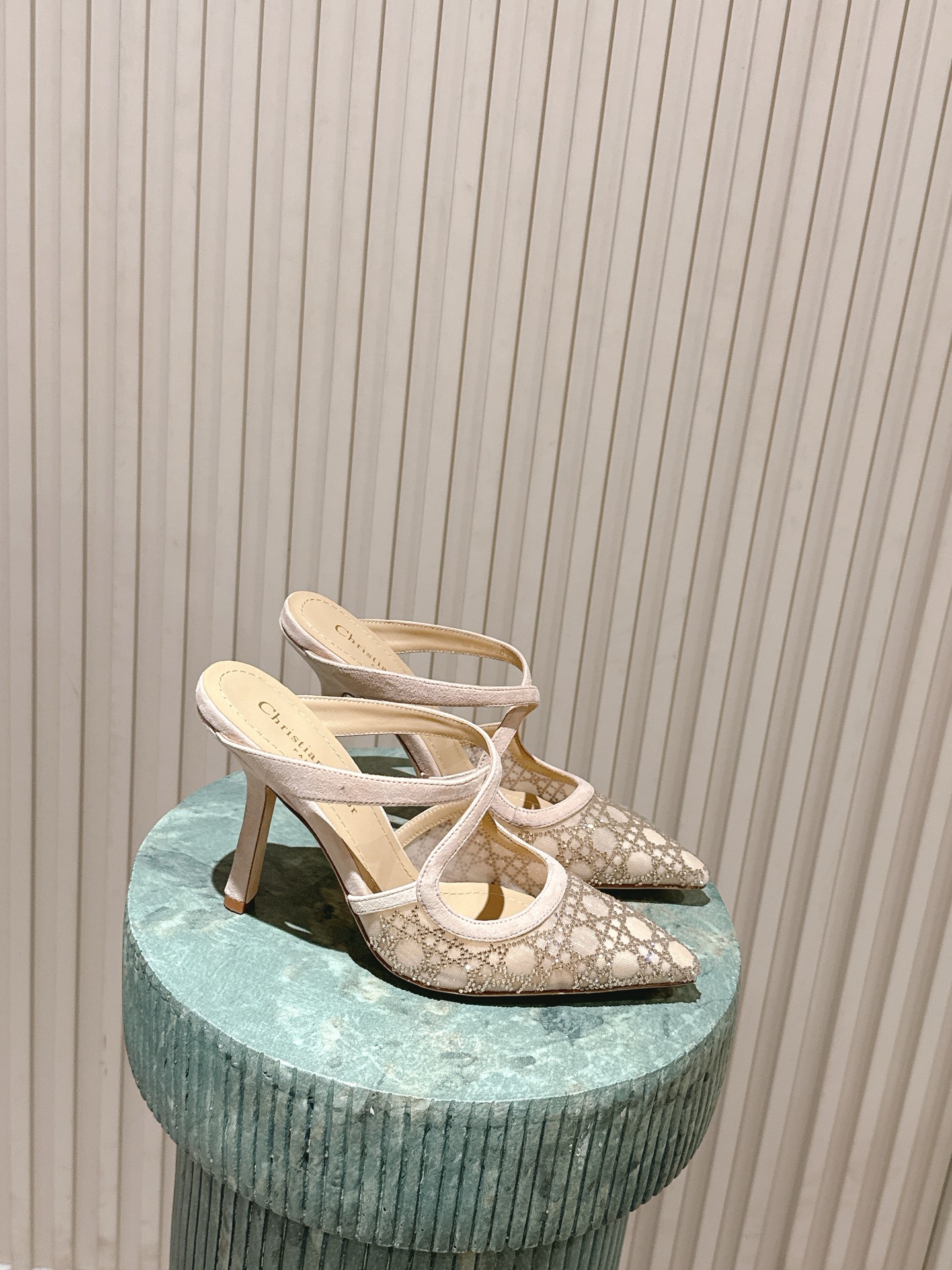 NO:679101,Top version: Dio*25ss pointed toe cross-strap high-heeled sandals. They are all pointed-toe styles with high-heeled designs. The shoe body is decorated with cross-thin straps. The pointed-toe line lengthens the proportion of the leg. The strap design adds sophistication and fit. The Muller style with exposed heel is both elegant and casual.  The upper is made of lace/mesh base with hot-scalded diamond decorations. Different models have star-point diamond decoration, rhombus diamond pattern and other crafts. The black model has contrasting satin straps, while the nude/light gold model has straps of the same color, which adds luster and sophistication. Mesh upper/silk, sheepskin lining, leather outsole, increased size by 10cm  : 35-42 yards (customized sizes 40 and 41 are non-refundable), semi-high heels, dior, sandals, high heels, sheepskin, real silk, Leather soles19860909顶级版本:Dio*25ss 尖头交叉绑带高跟鞋凉鞋 均为尖头版型,搭配高跟设计,鞋身有交叉细绑带装饰,尖头线条拉长腿部比例,绑带设计增添精致感与贴合度,露后跟的穆勒款式兼具优雅与随性. 鞋面采用蕾丝/网纱基底搭配水烫钻装饰,不同款分别为星点钻饰、菱格钻纹等工艺,黑色款撞色缎面绑带,裸色/浅金款则用同色系绑带,光泽感与精致度拉满. 鞋面网面/真丝 内里羊皮 大底真皮大底 增高10cm size :35-42码（40、41码定制不退换）,半拖高跟鞋,dior,sandals,high heels,sheepskin,real silk,Leather soles,Women's Shoes