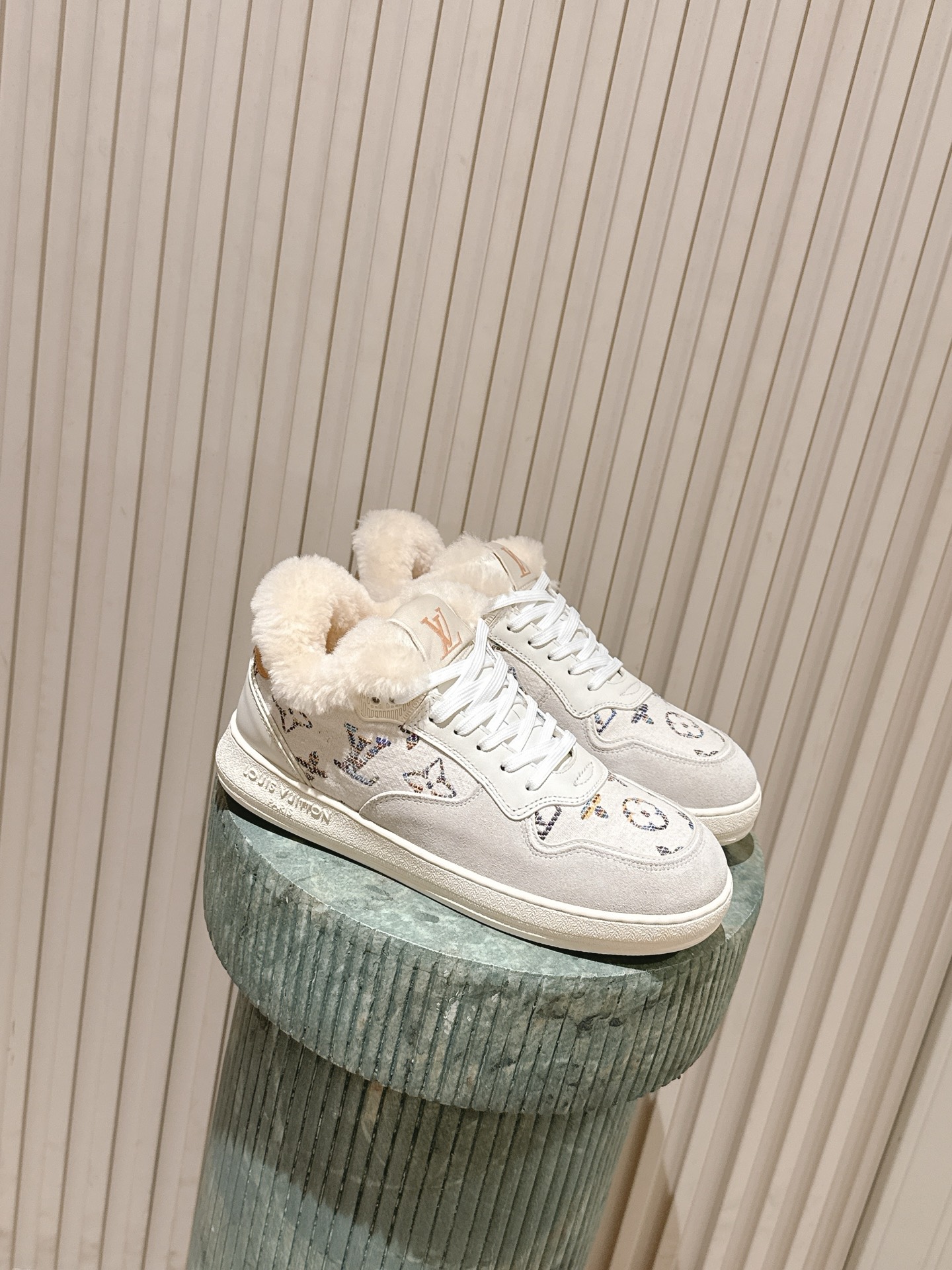 NO:679103,Top version: lv fw 25 new arrival~ Classic sneakers, fur integrated lining, really comfortable to wear, light and warm, perfect in winter, size 35-41, casual shoes/sports shoes, louis vuitton, sneakers19860909顶级版本:lv fw 25 new arrival～ 经典运动鞋 ,皮毛一体内里 上交真的很舒爽,轻盈保暖,冬日绝绝子啊 size 35-41,休闲鞋/运动鞋,louis vuitton,sneakers,Women's Shoes