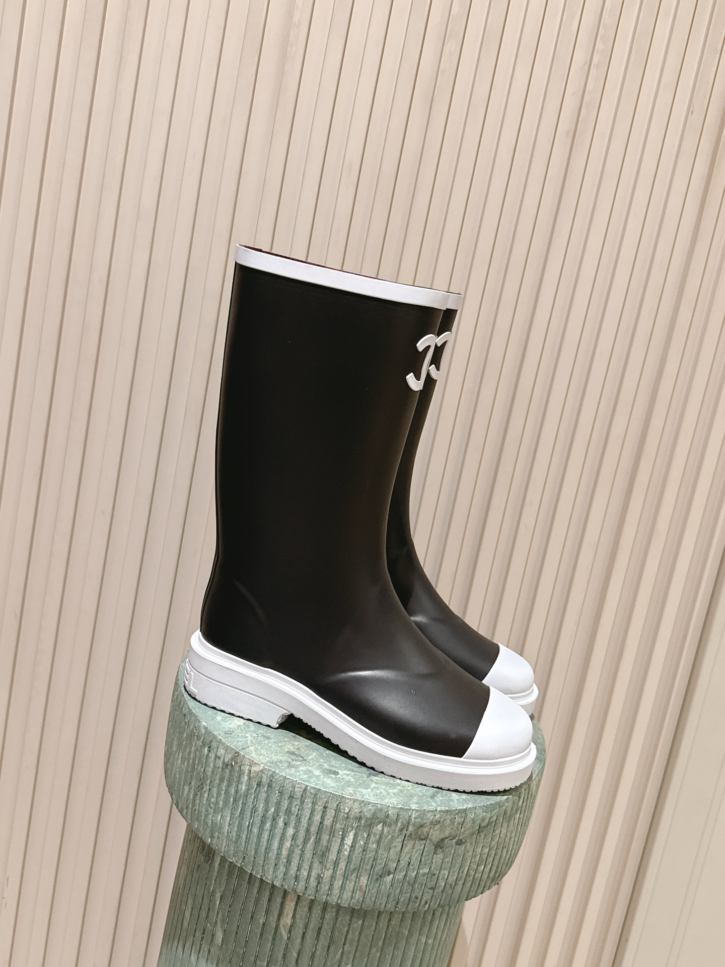NO:679125,Top version: chane…l classic rain boots 26s new color top version!  Popular rain boots, a must-have item for pretty women. Due to the good sales, many colors are available at the counter, but black is the most favored by ladies. The original mold is copied, and it is authentic when placed in the counter. The shoe shape is very delicate, and the boot shaft is also very tolerant!  A must-have item that you can wear with your eyes closed!  Top quality 35-41, boots, chanel, boots, rain boots19860909顶级版本:chane…l 经典雨靴26s新色 顶版！ 爆款雨靴,靓女必备单品呀 由于卖得太好,专柜出了好多颜色,不过还是黑色最受名媛淑女的青睐 原版模具复制,放在专柜就是正品气质了 鞋型非常秀气,靴筒包容性也很好！闭眼入的决绝子单品！ 顶级精品35-41,靴子,chanel,boots,rain boots,Women's Shoes